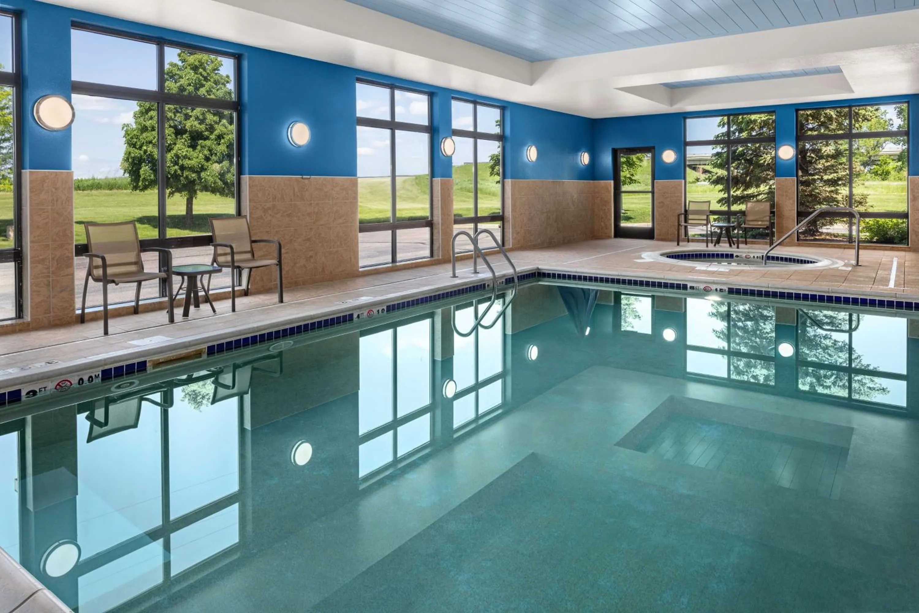 Pool view in Hampton Inn Fairmont