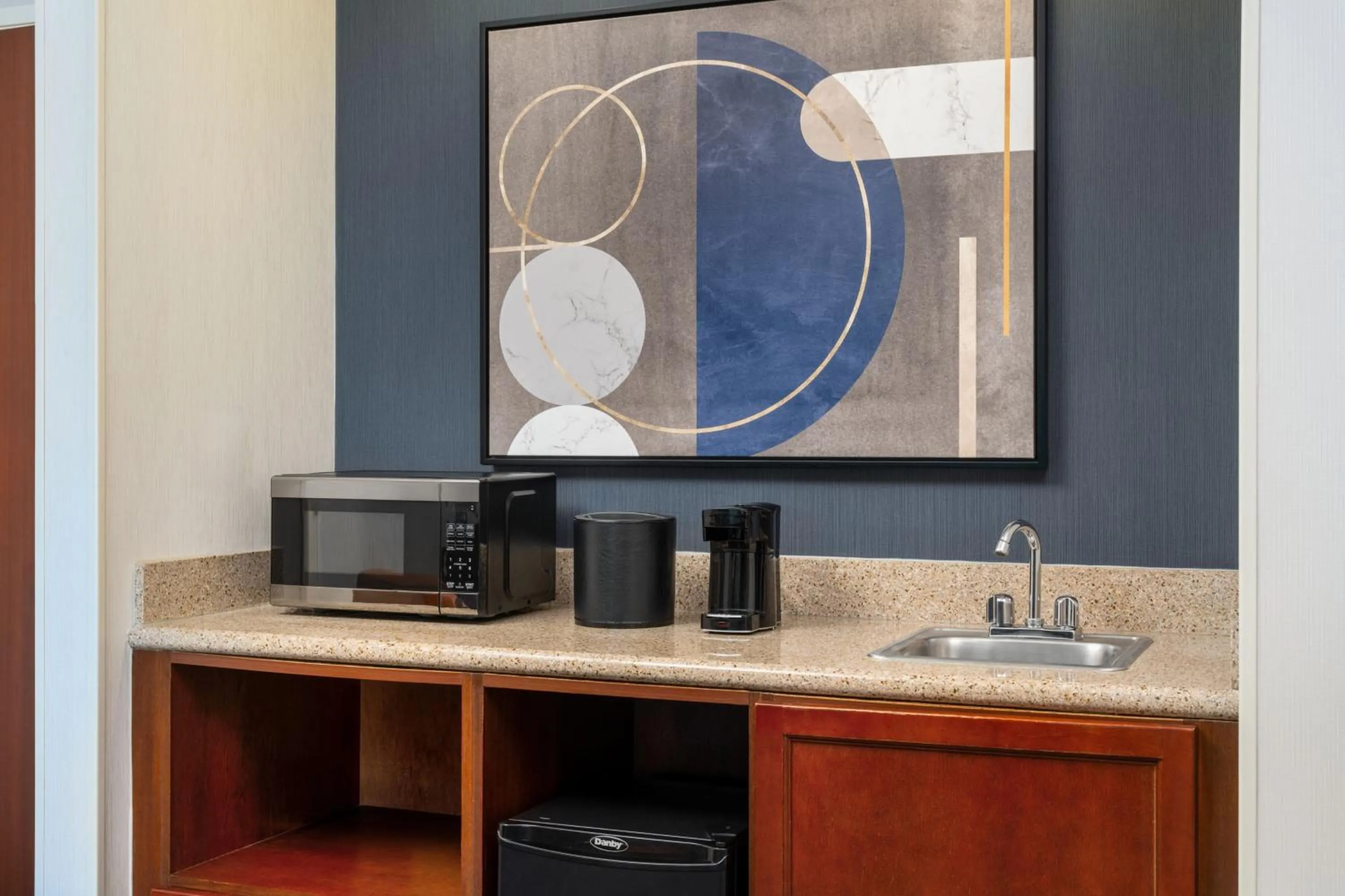 Lounge or bar in Courtyard by Marriott Kingston