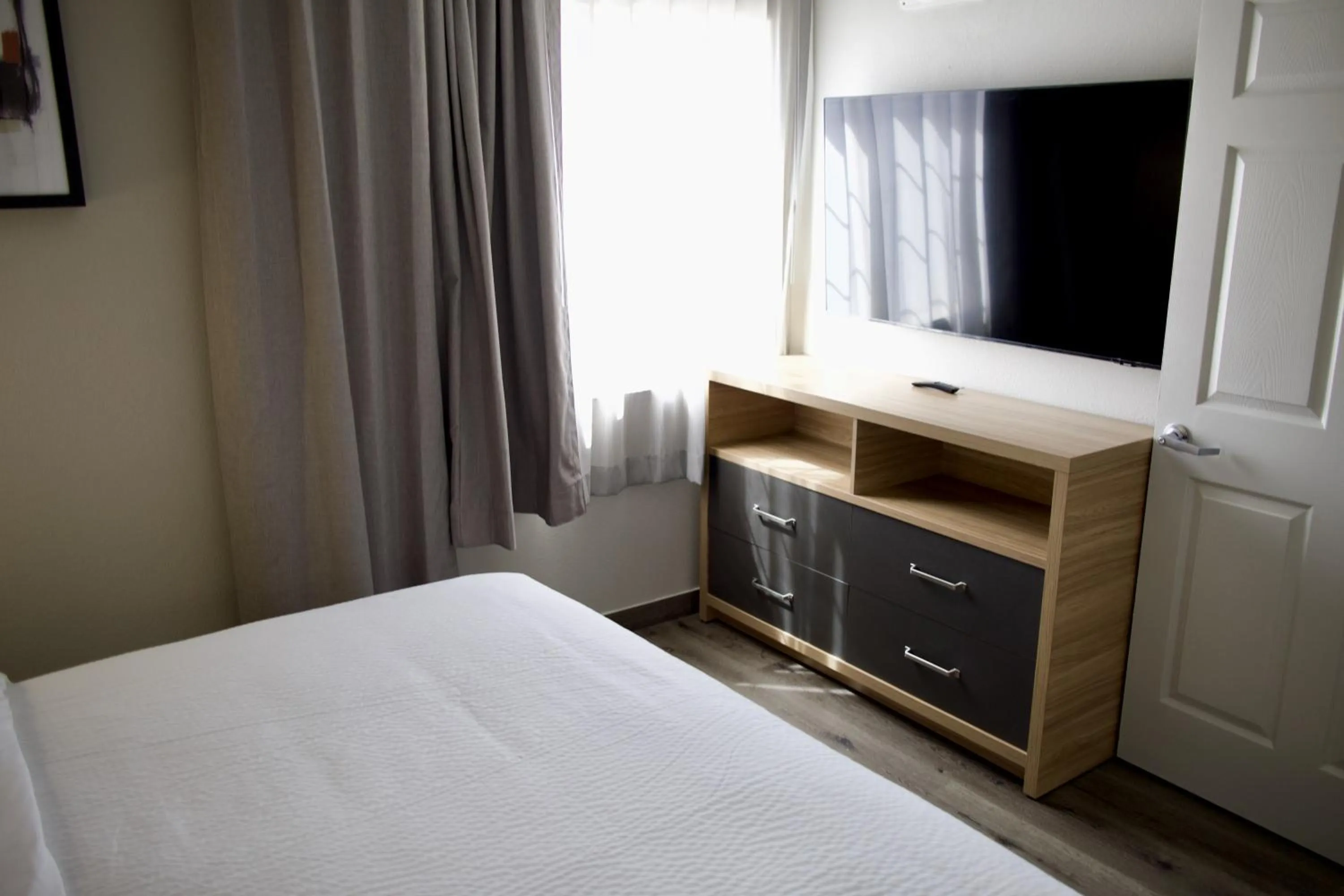 Bedroom, Bed in Candlewood Suites Harrisonburg by IHG