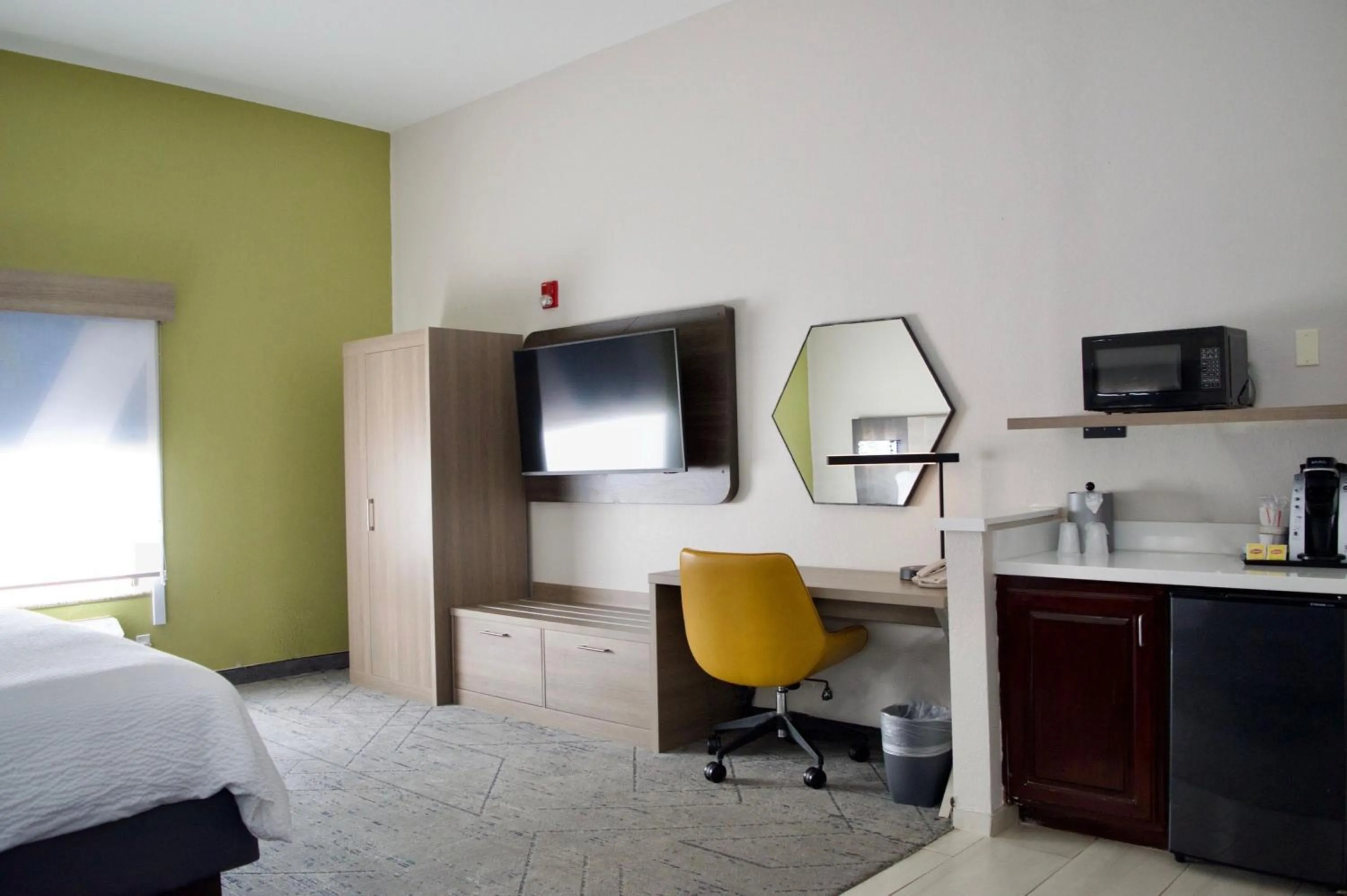 Photo of the whole room, Bed in Holiday Inn Express & Suites College Station by IHG