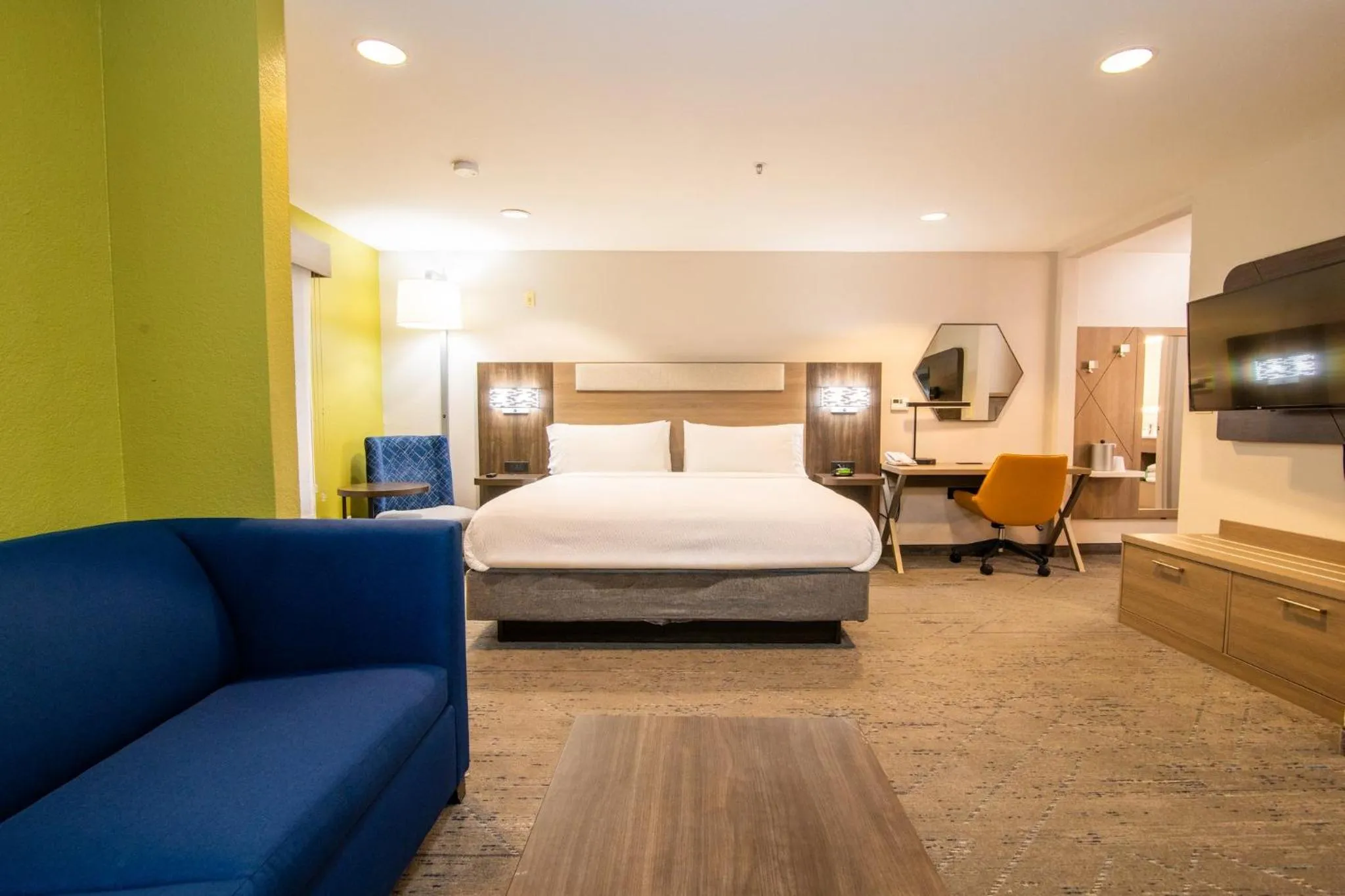 Photo of the whole room, Bed in Holiday Inn Express & Suites College Station by IHG