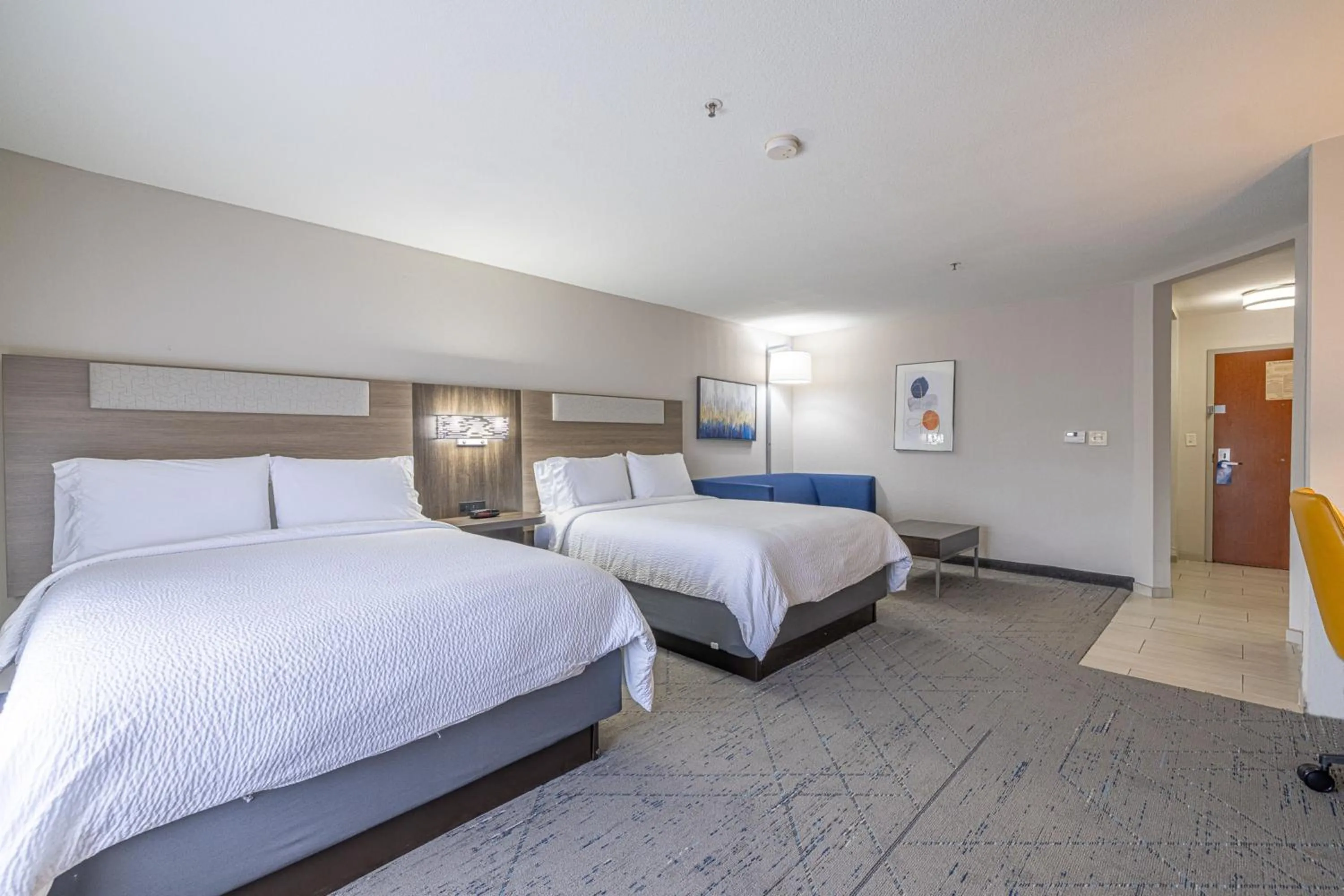 Photo of the whole room, Bed in Holiday Inn Express & Suites College Station by IHG