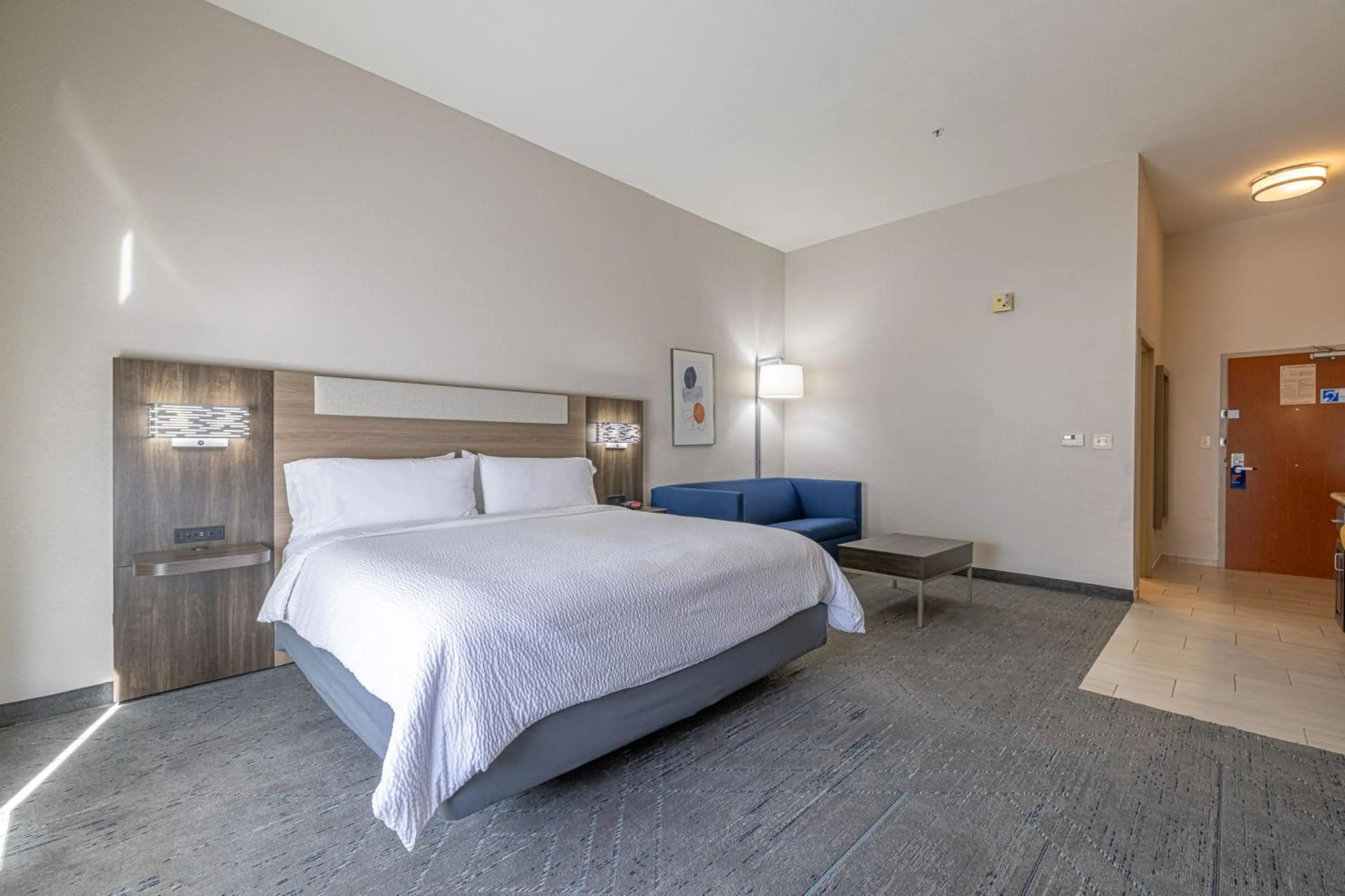Photo of the whole room, Bed in Holiday Inn Express & Suites College Station by IHG