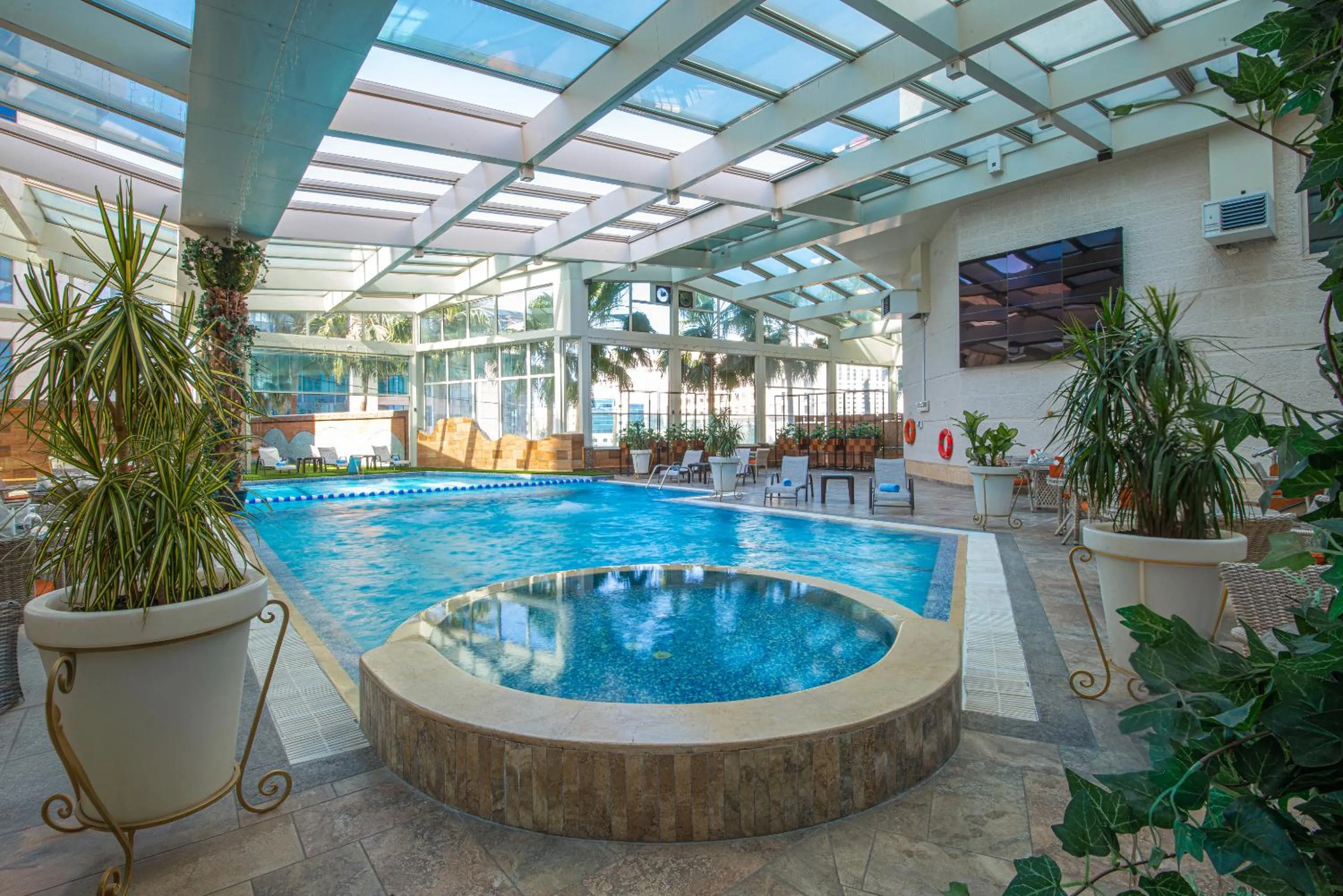 Swimming pool in Bristol Hotel