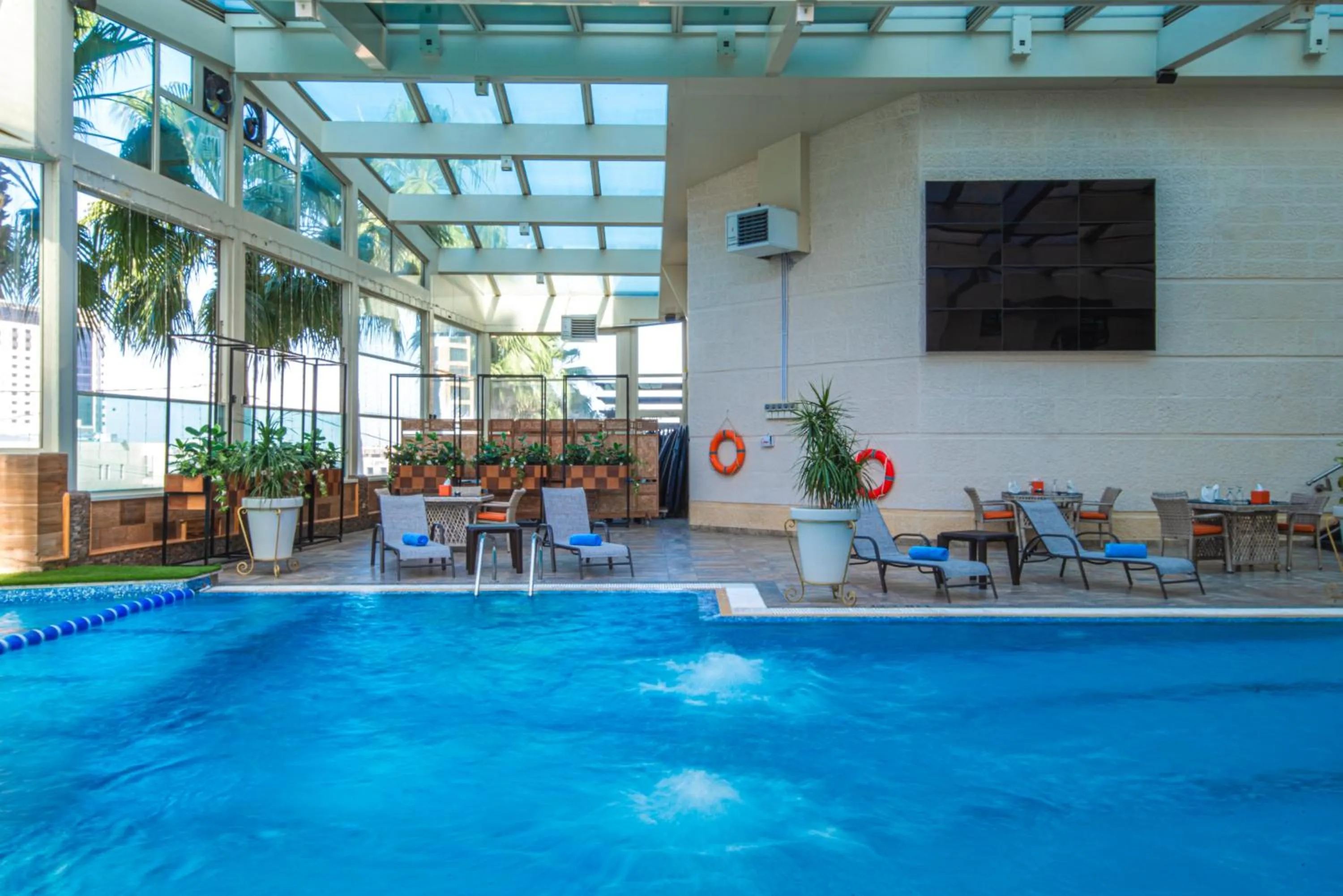 Swimming pool in Bristol Hotel
