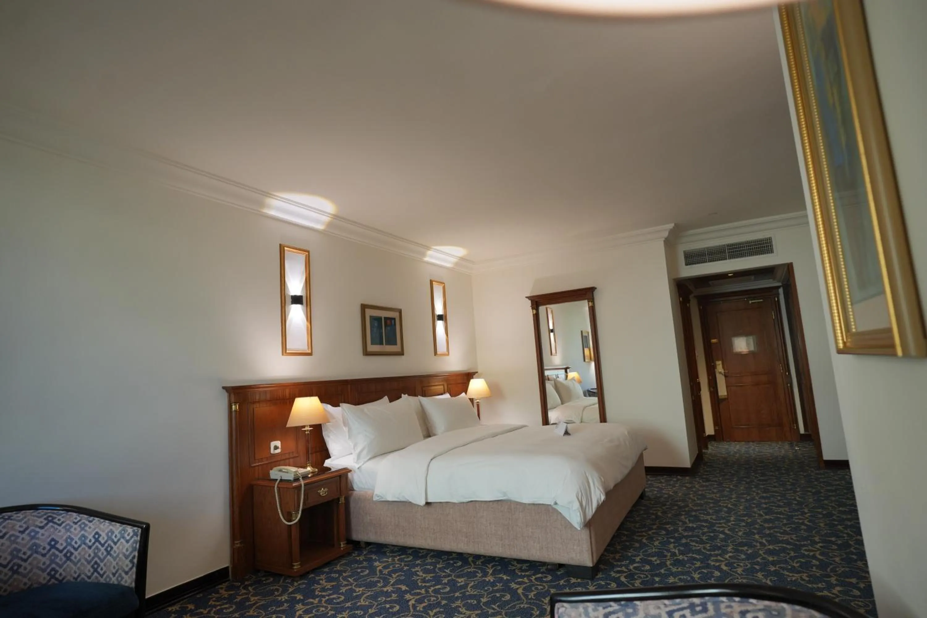 Photo of the whole room, Bed in Bristol Hotel