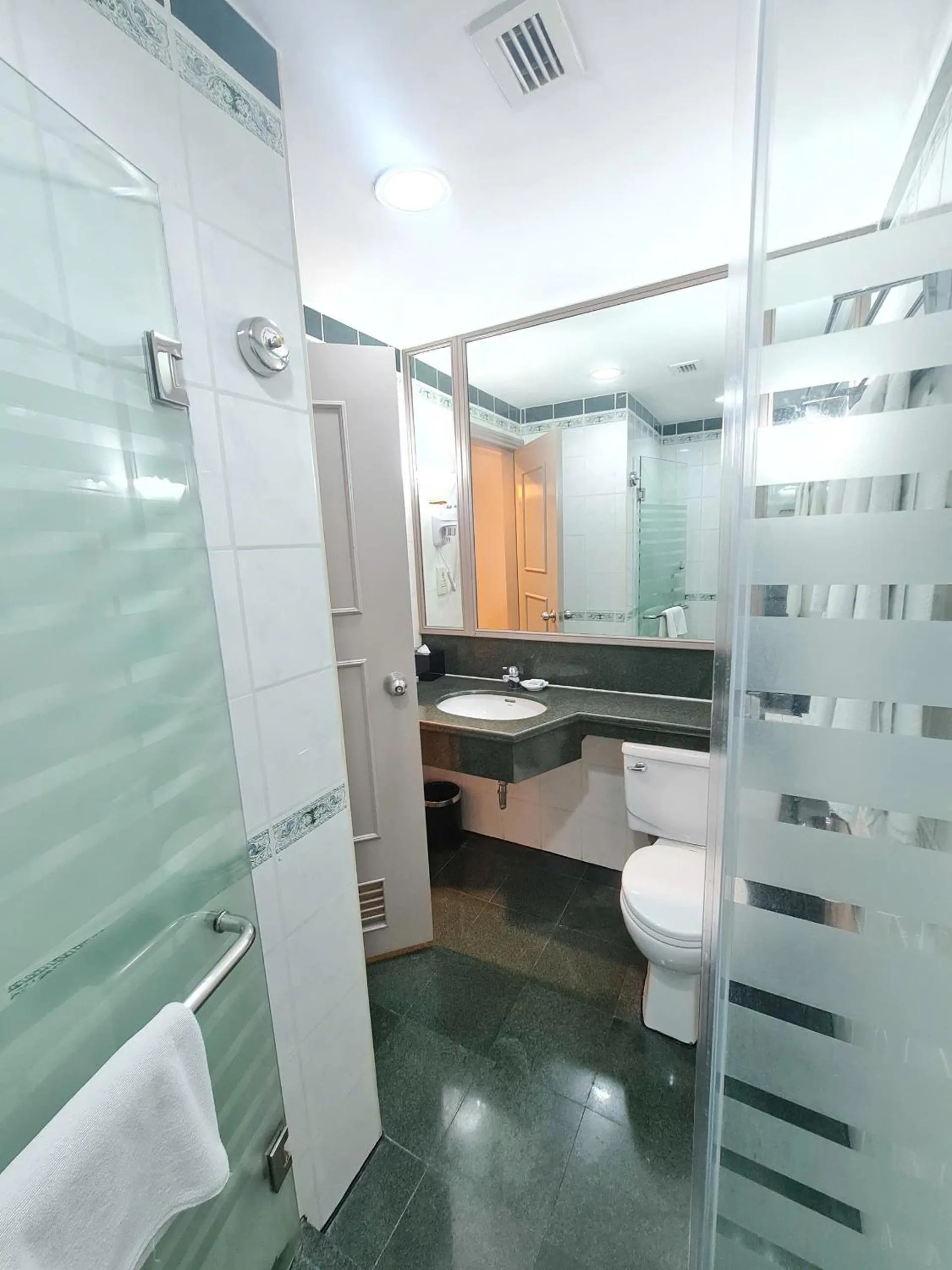 Toilet in Sunway Hotel Hanoi