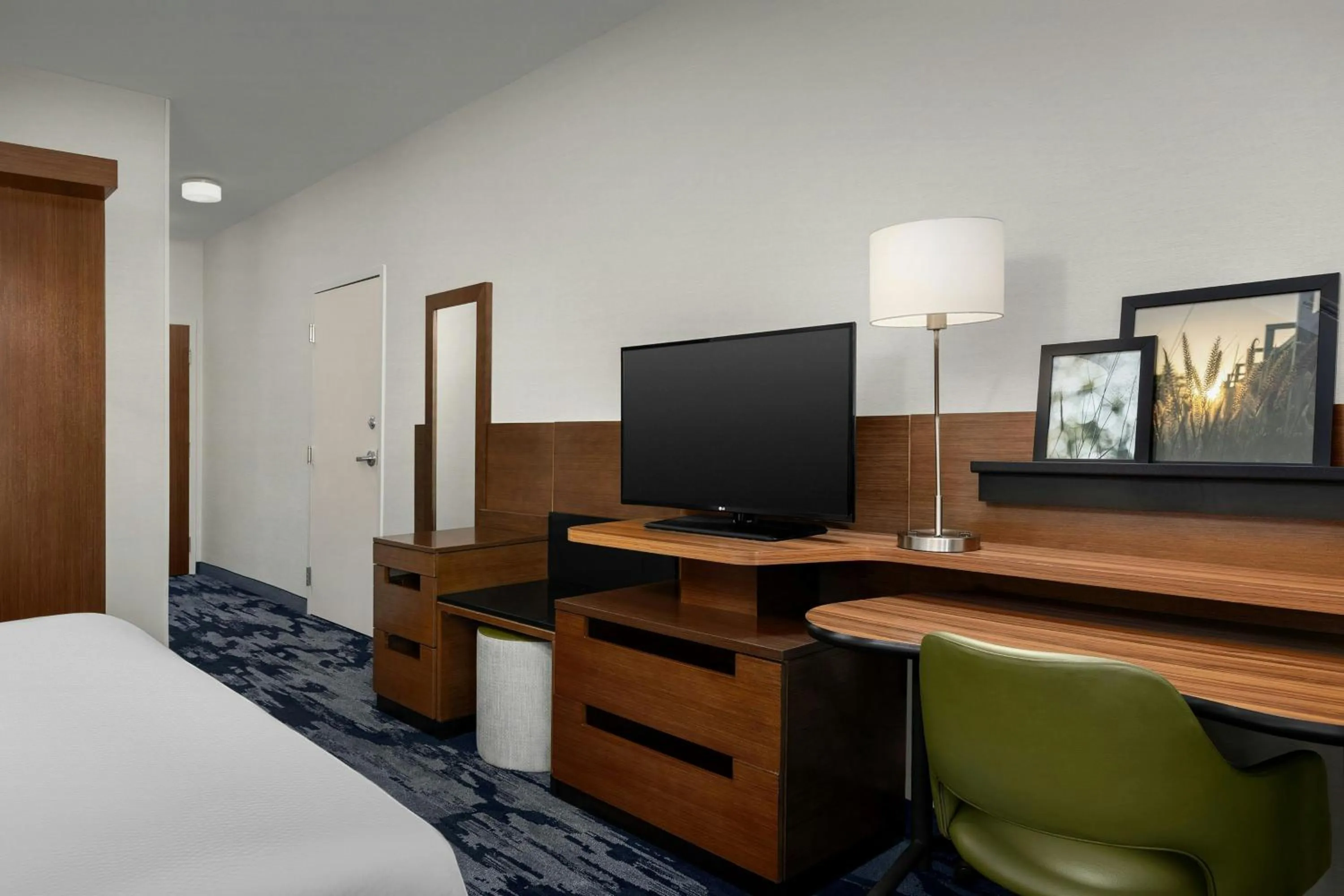 Photo of the whole room, Bed in Fairfield Inn & Suites by Marriott Atlanta Stockbridge