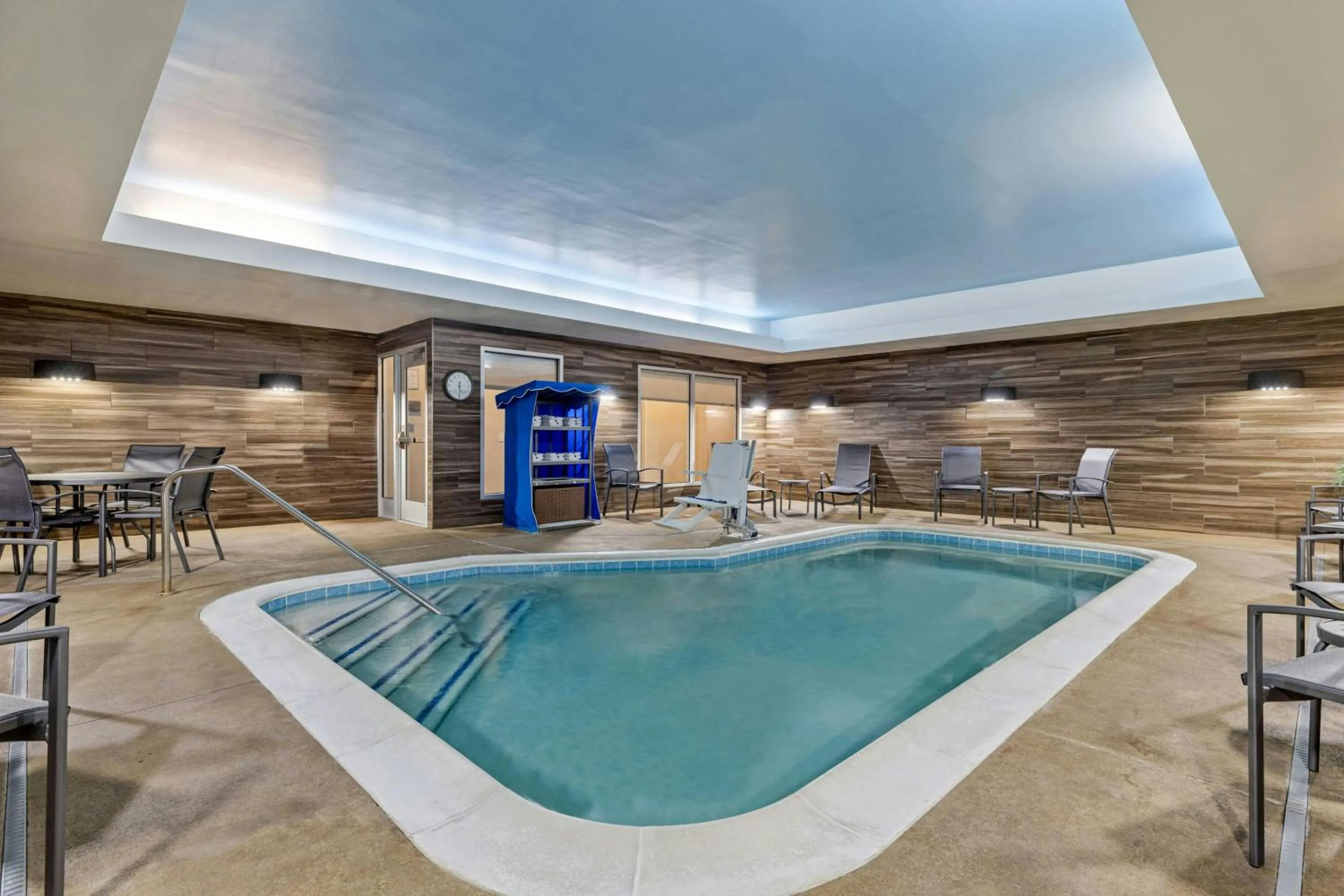 Swimming pool in Fairfield Inn & Suites by Marriott Nashville Downtown-MetroCenter
