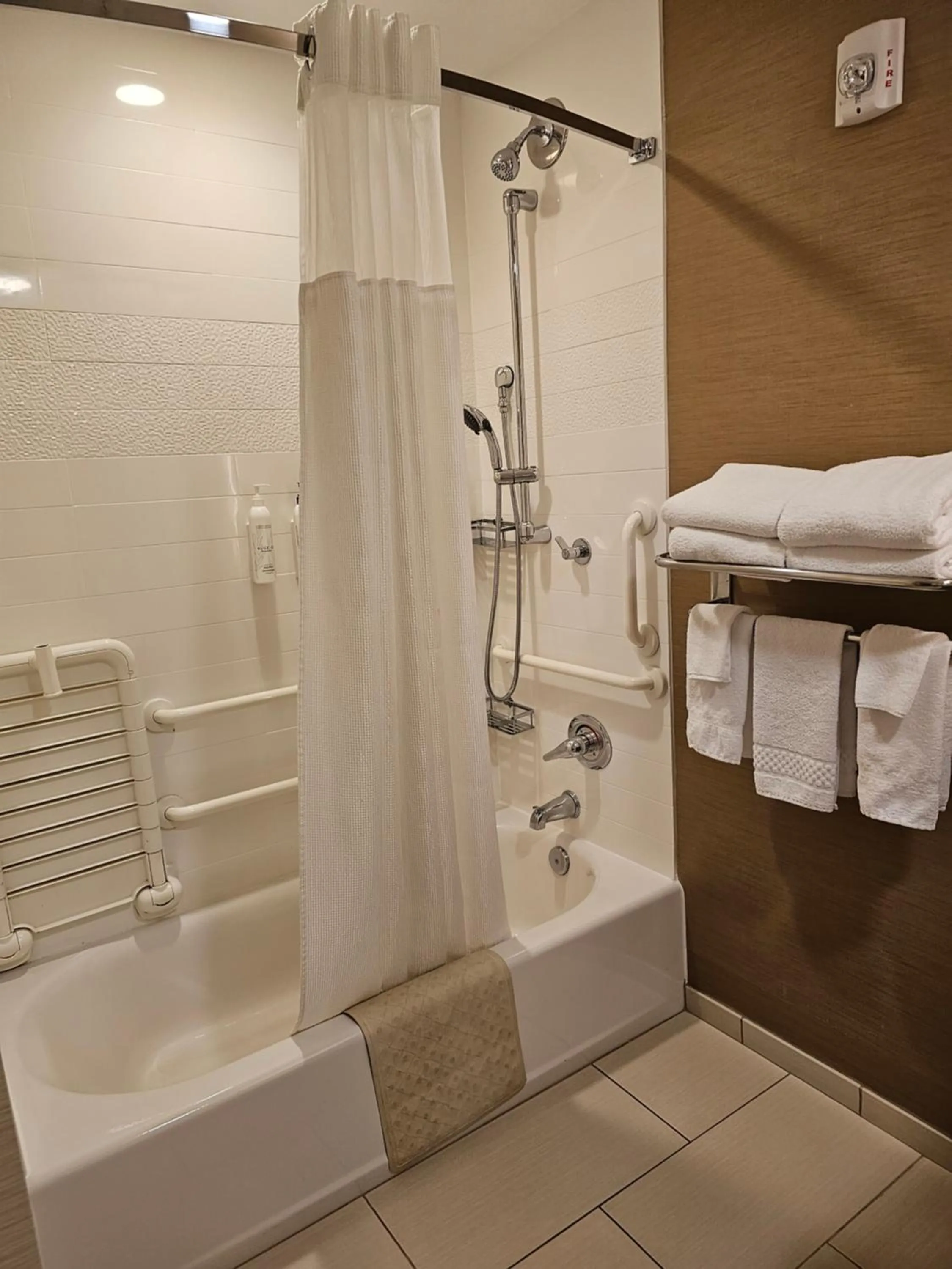 Bath in Fairfield Inn & Suites by Marriott Butte