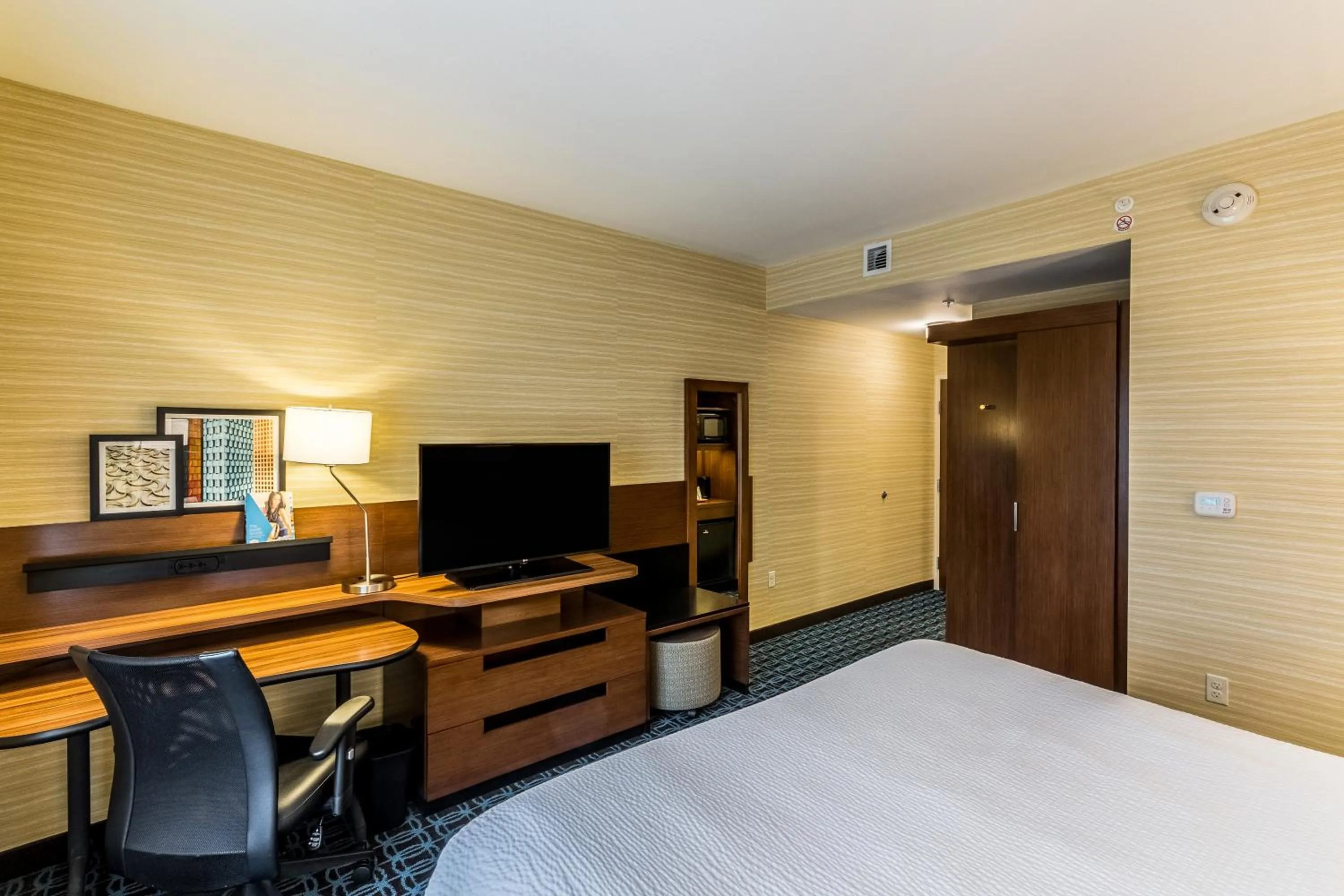 TV and multimedia, Bed in Fairfield Inn & Suites by Marriott Butte