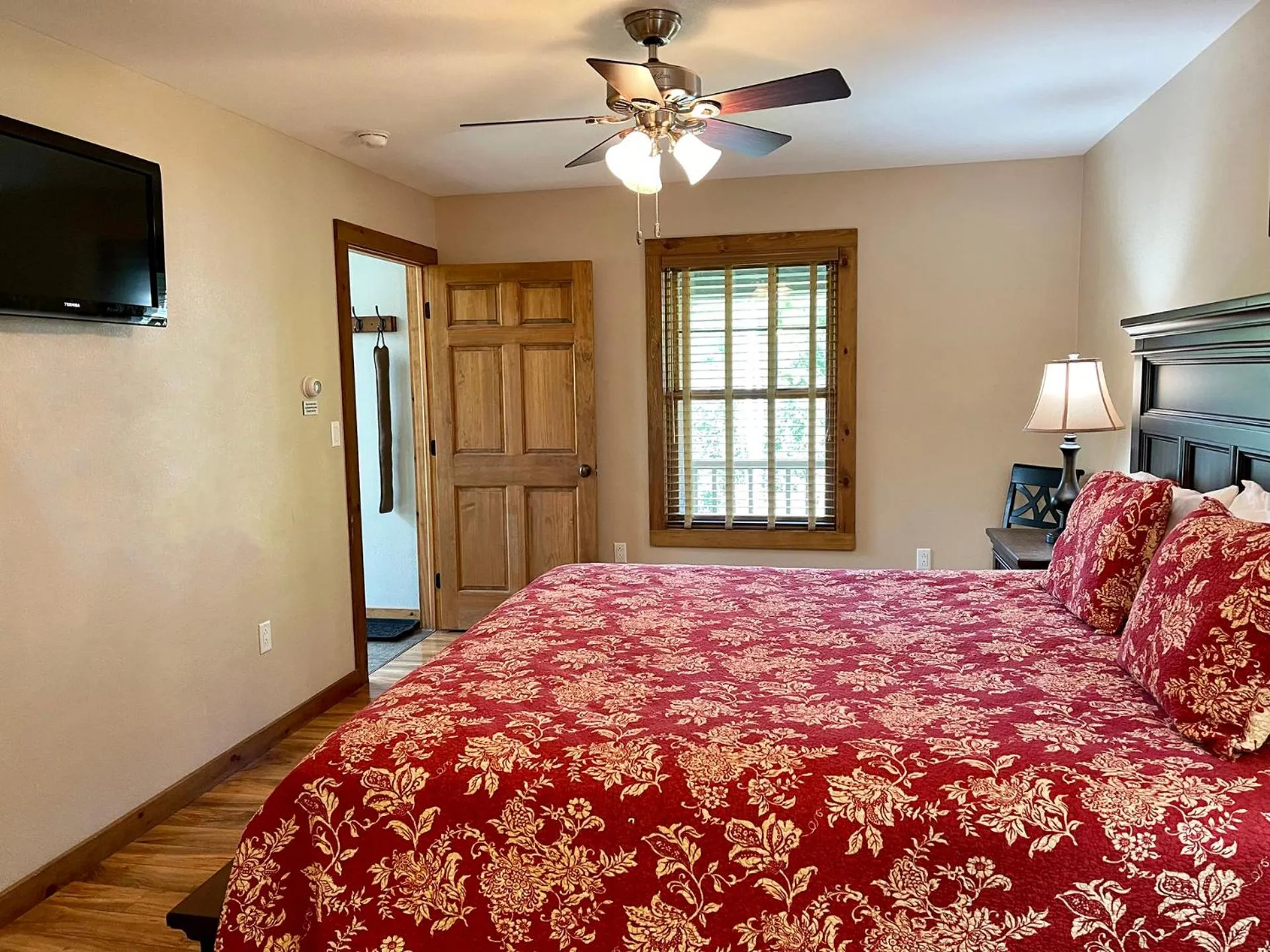 Bedroom, Bed in Marble Mountain Chalet