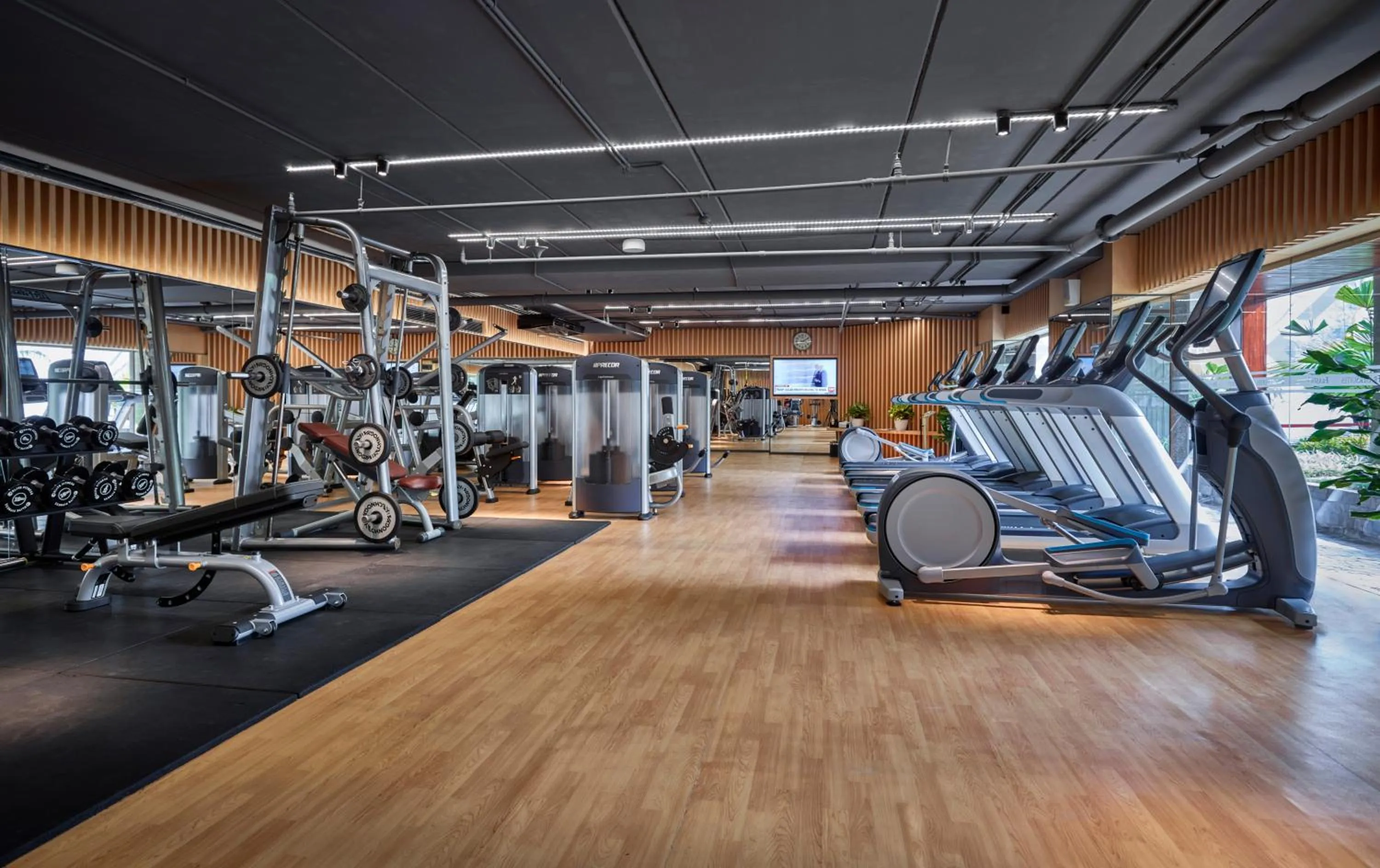 Fitness centre/facilities in Fraser Suites Hanoi