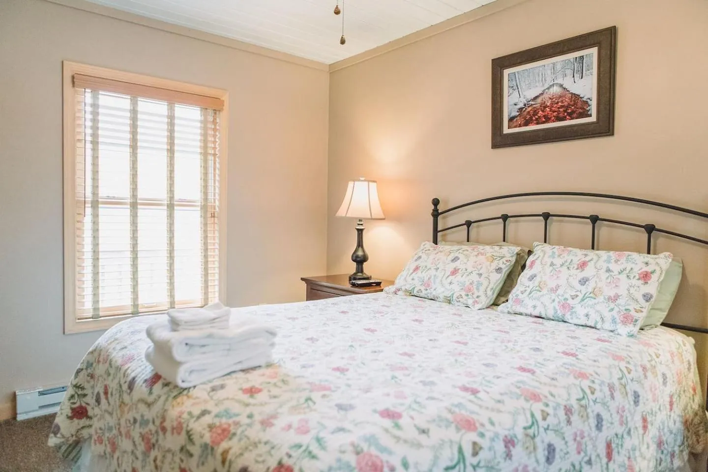 Bedroom, Bed in Esther Mountain Chalet
