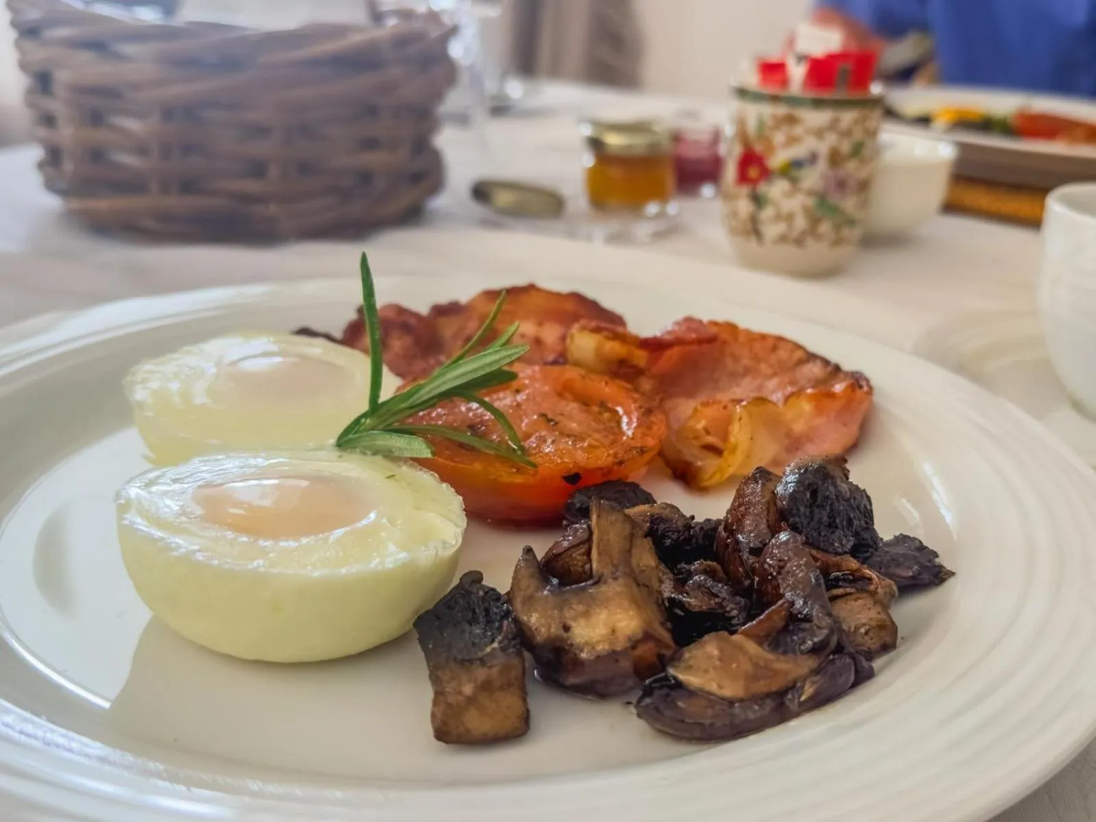 Dining area in Le Petit Paris