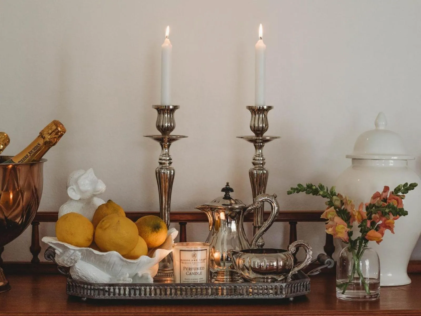 Decorative detail in Le Petit Paris