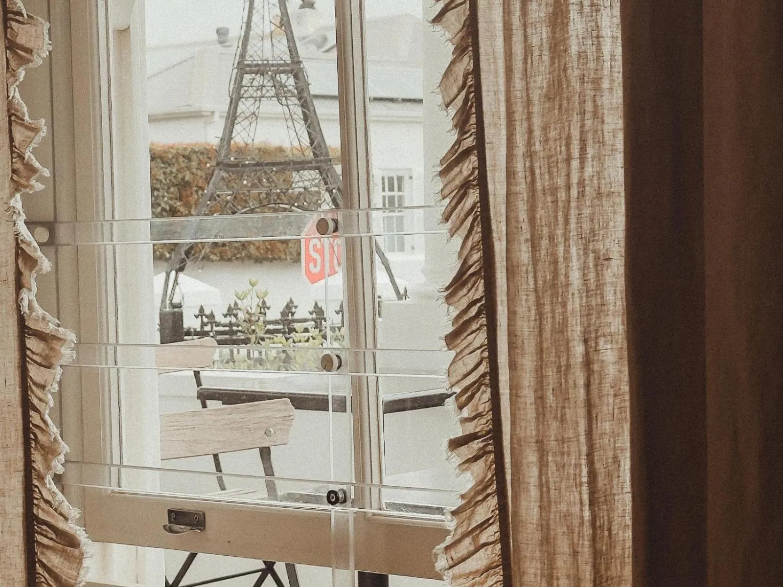 Dining area in Le Petit Paris