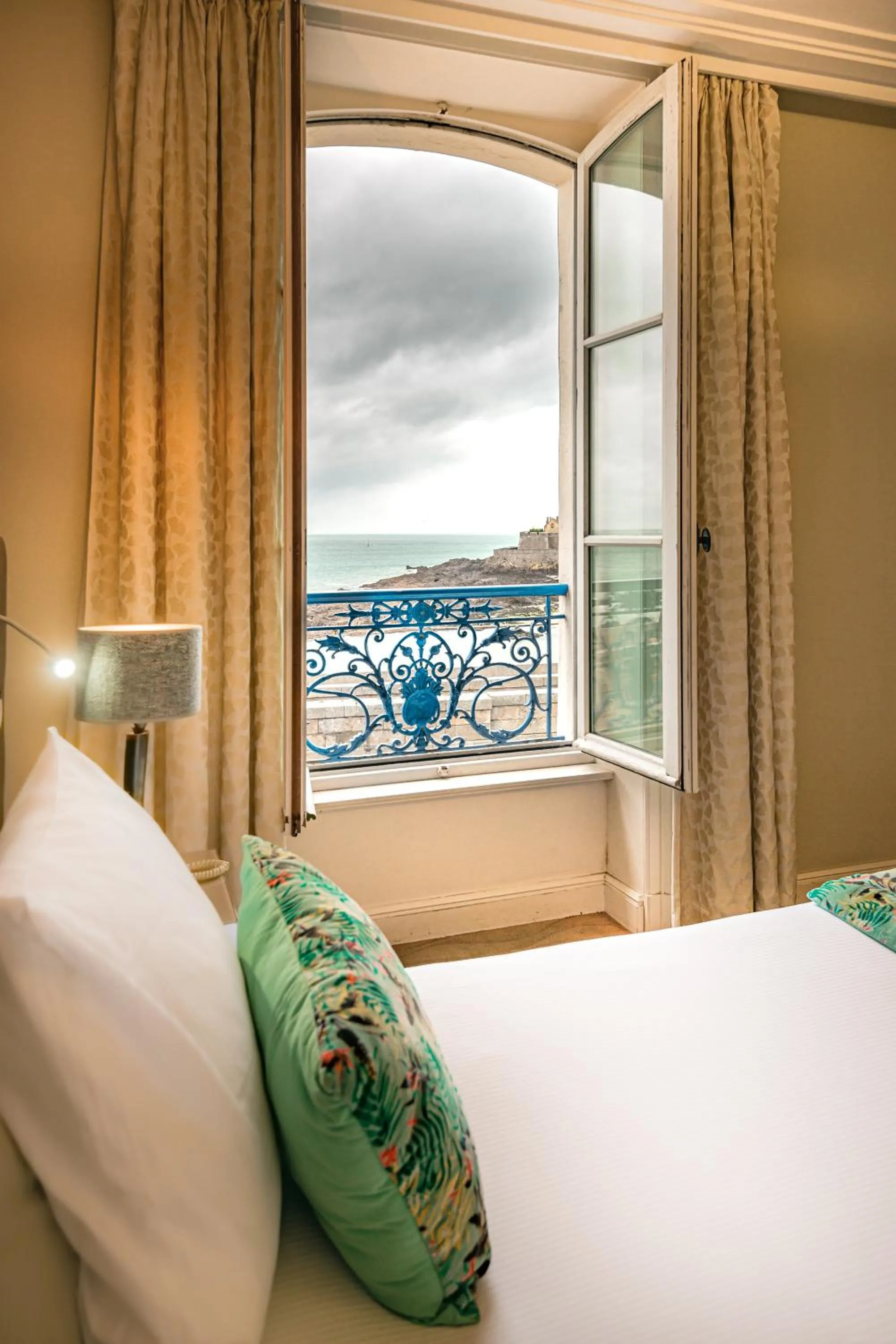 View (from property/room), Bed in Hôtel France et Chateaubriand