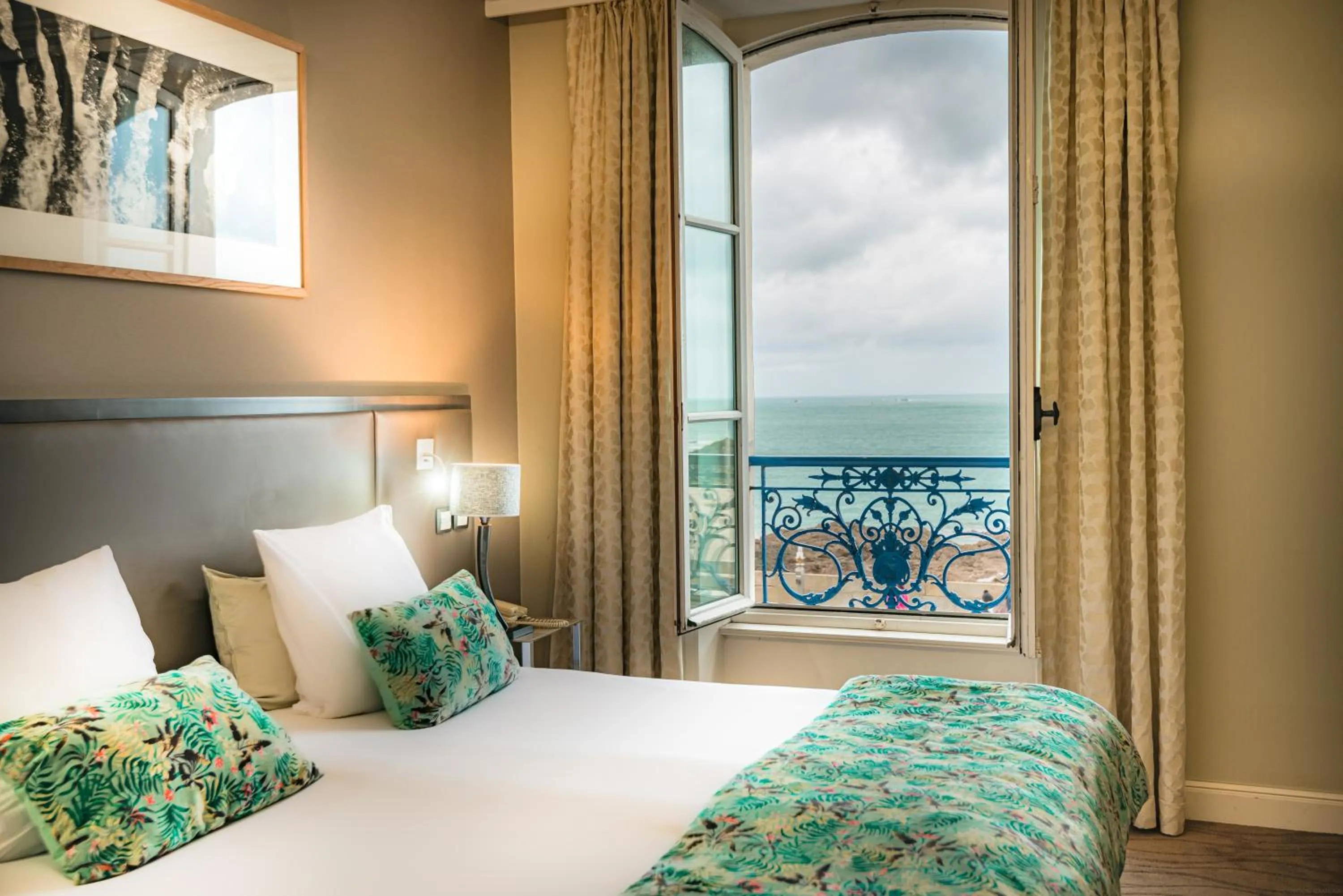 Bed in Hôtel France et Chateaubriand