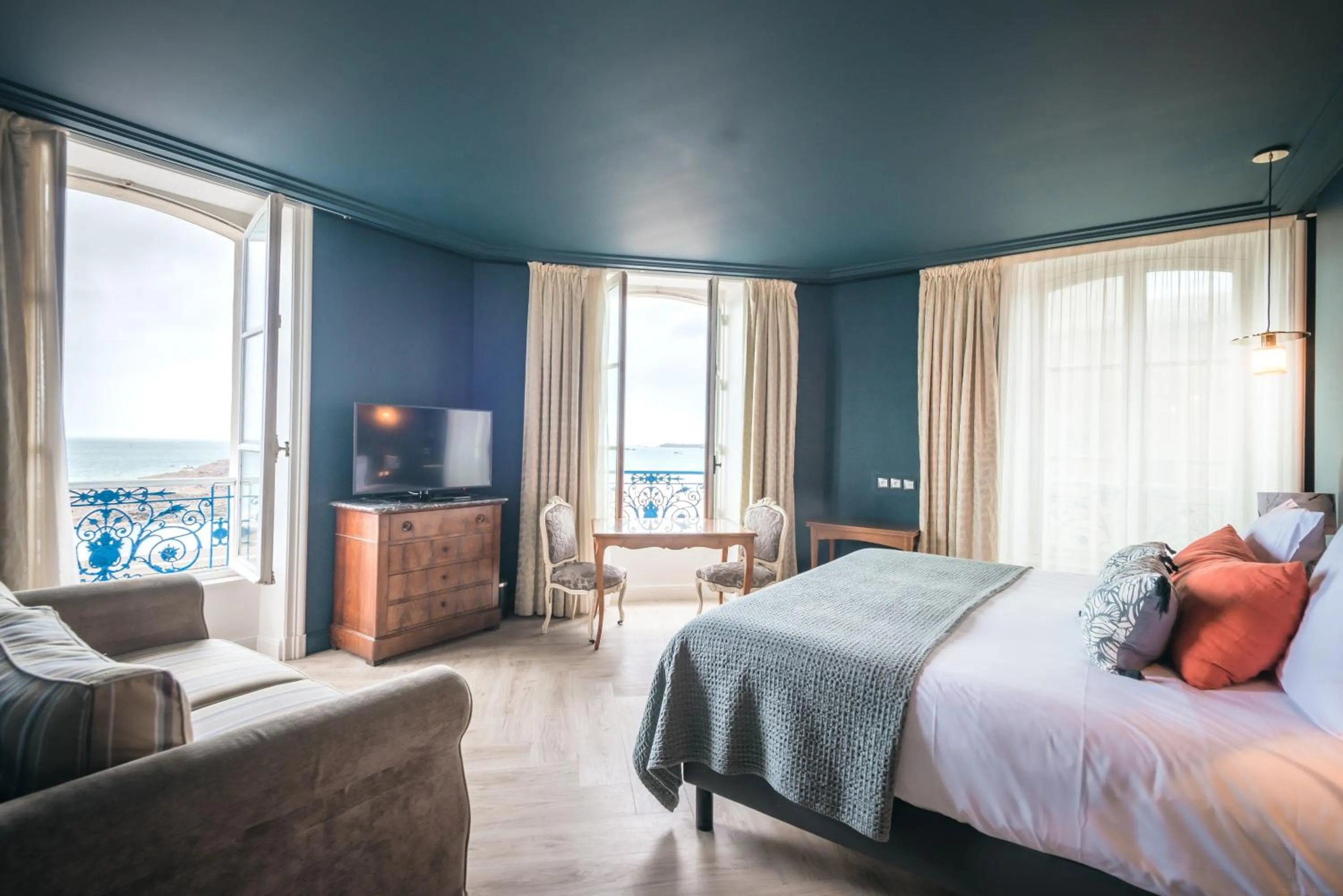 Bedroom, Bed in Hôtel France et Chateaubriand