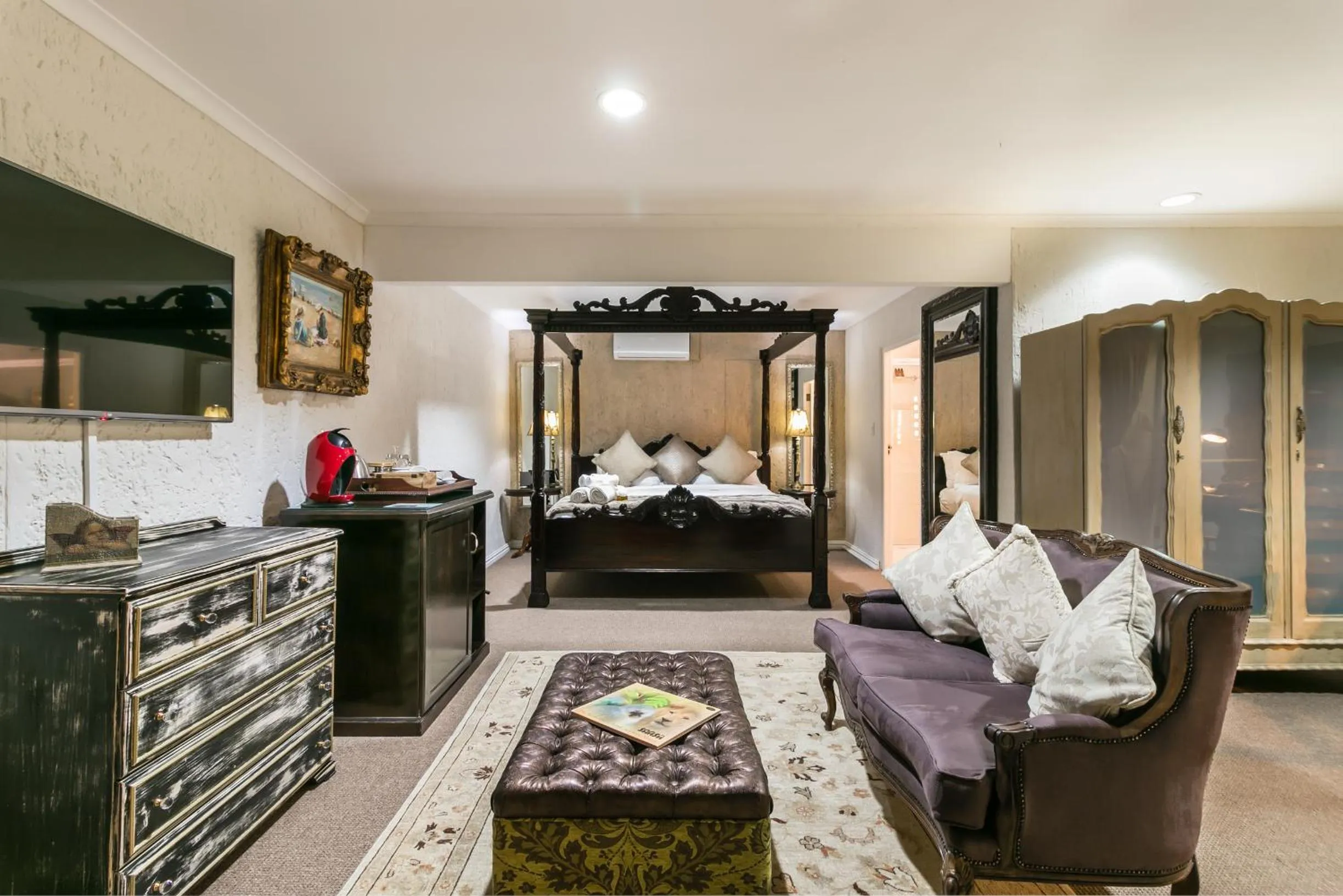 Photo of the whole room in Villa Castollini