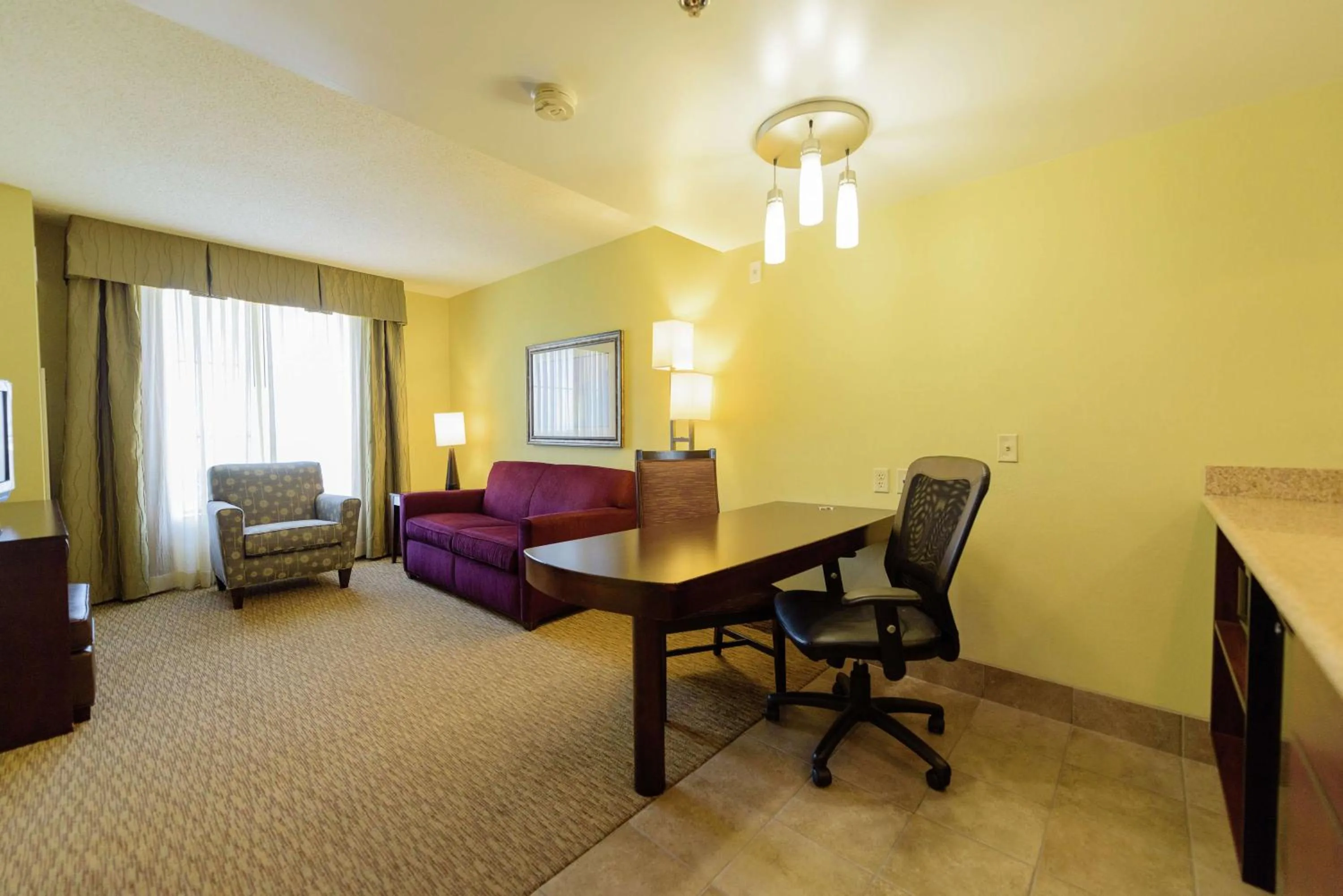 Bedroom in Embassy Suites by Hilton Minneapolis North