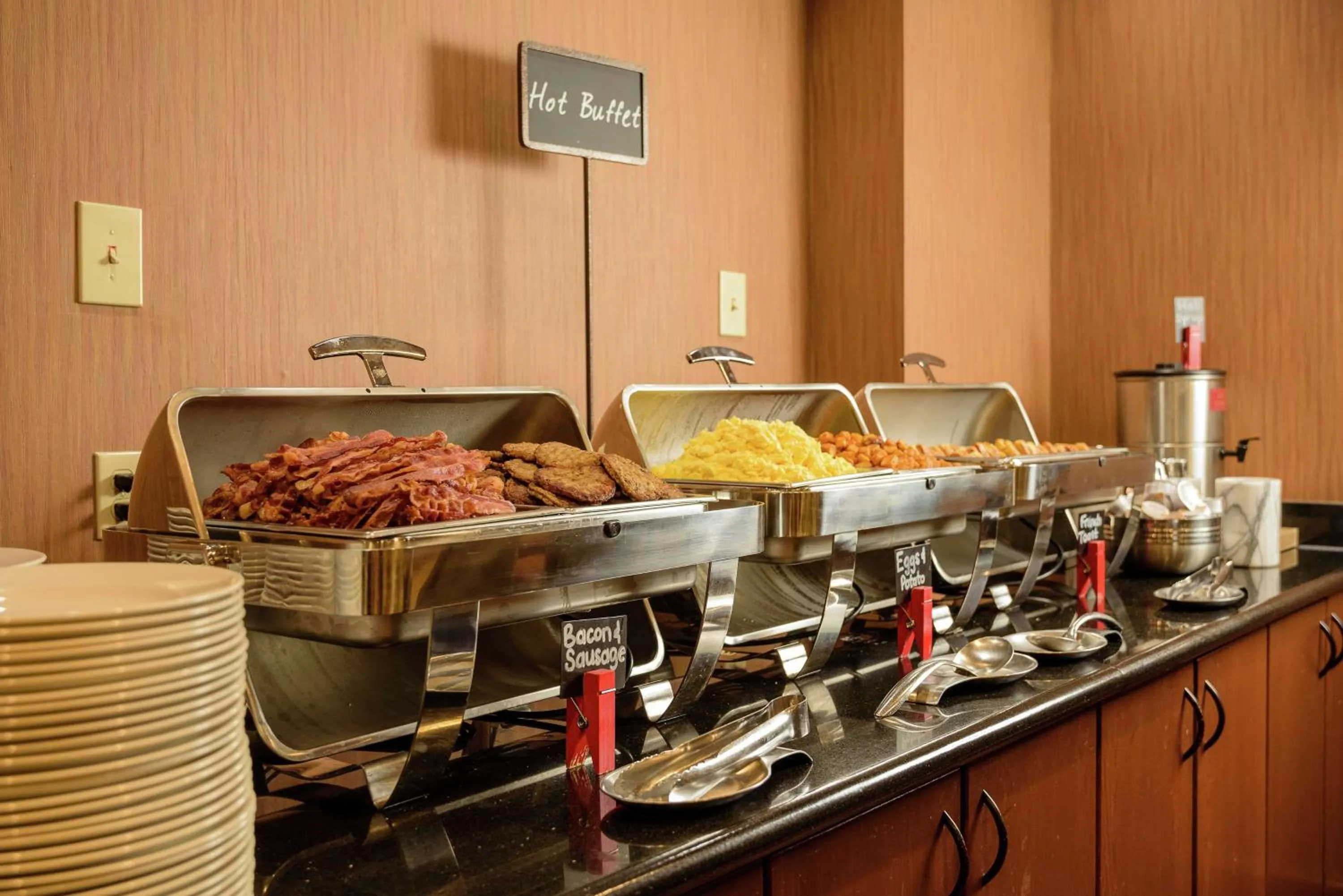 Dining area in Embassy Suites by Hilton Minneapolis North