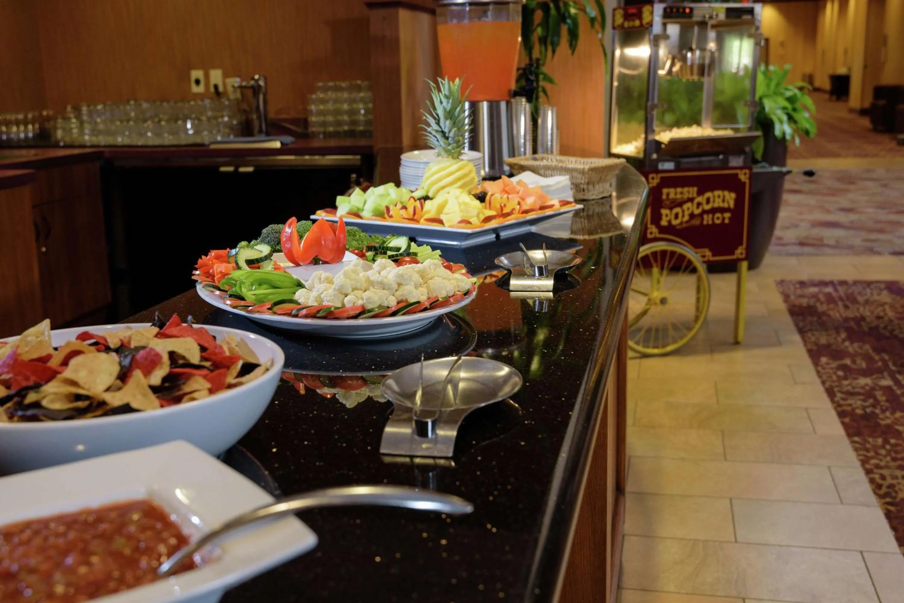 Restaurant/places to eat in Embassy Suites by Hilton Minneapolis North