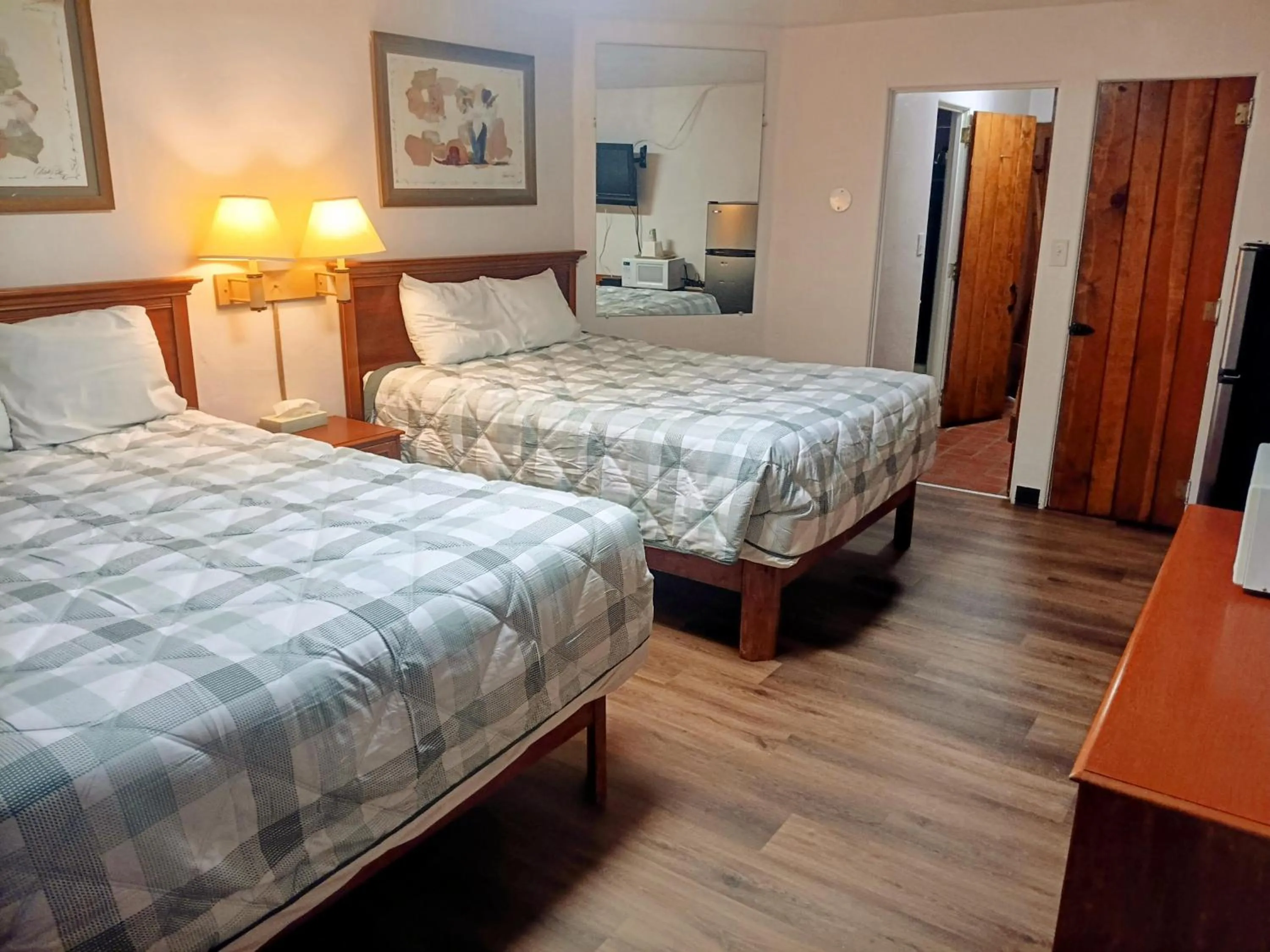 Bedroom, Bed in Sands Motel