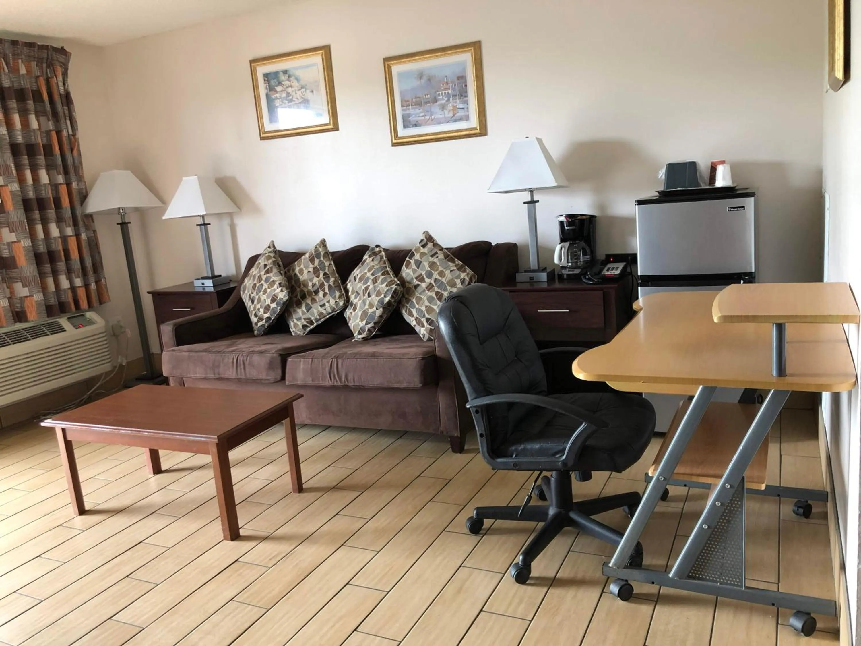 Living room in Sun Coast Inn