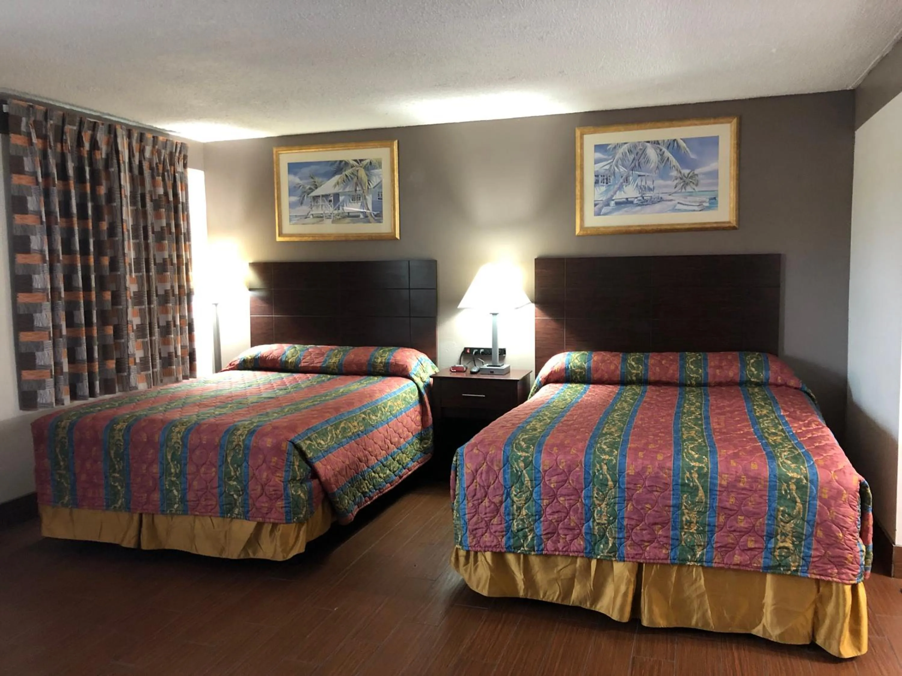 Bedroom, Bed in Sun Coast Inn