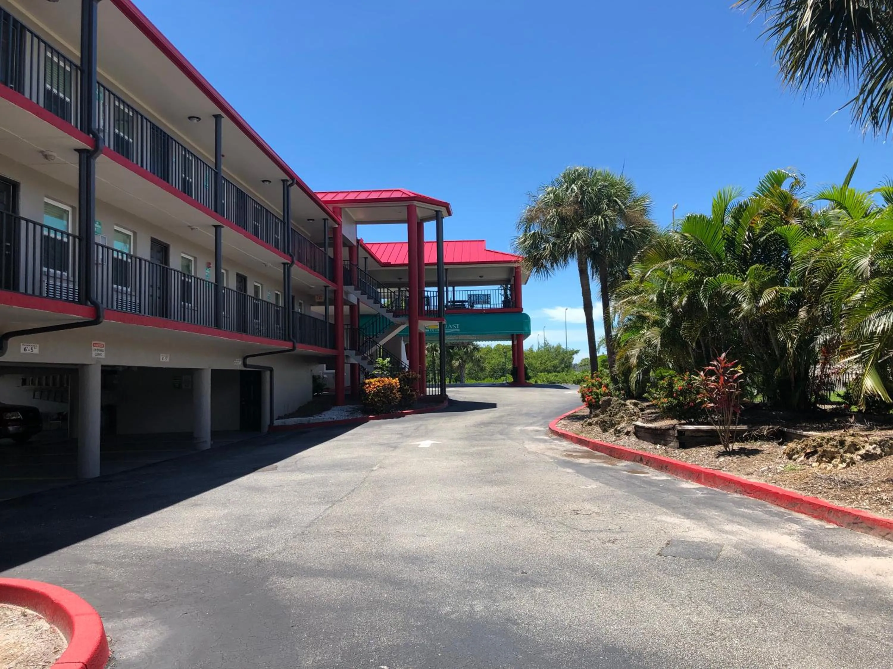 Property building in Sun Coast Inn