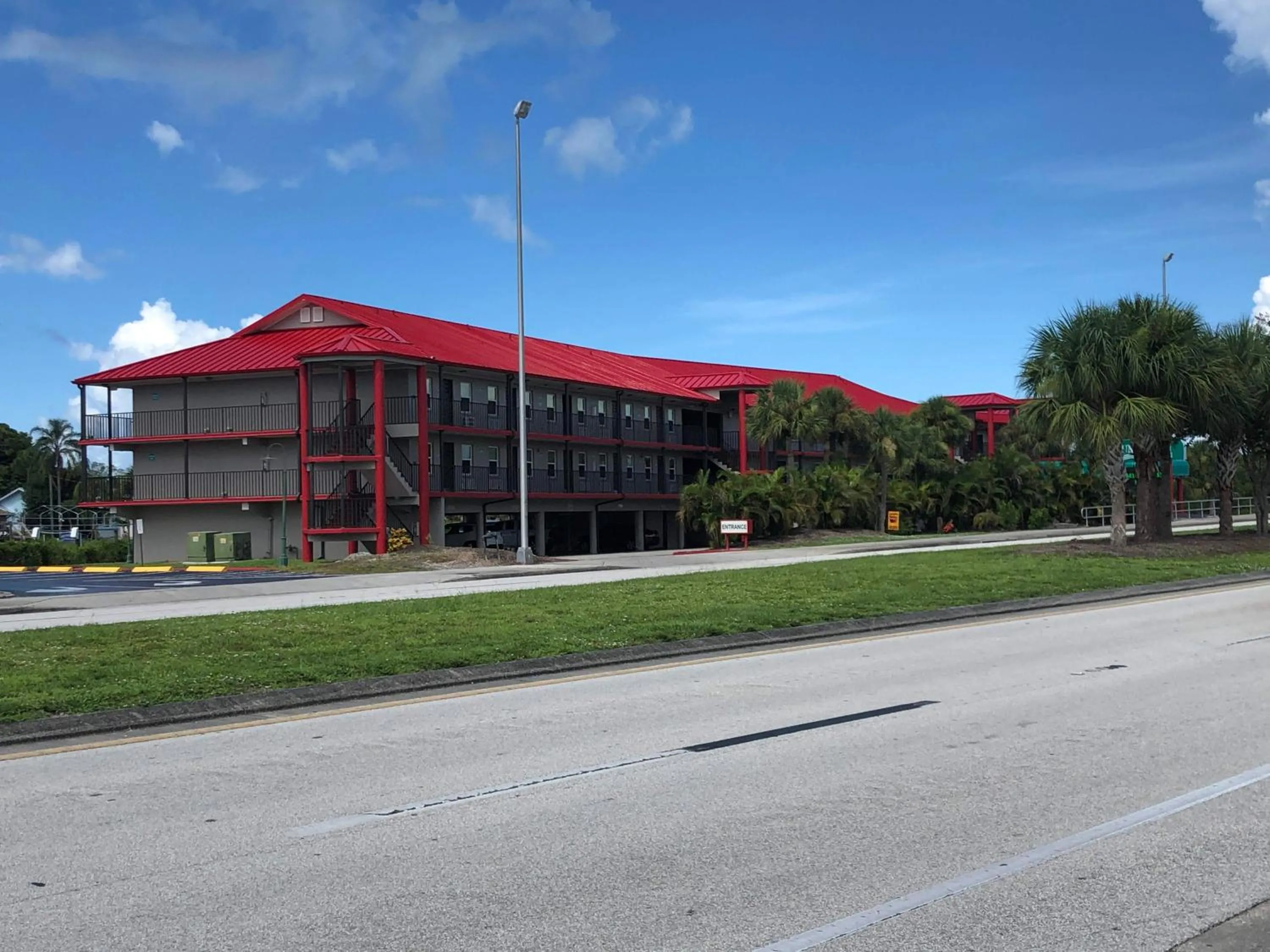 Property building in Sun Coast Inn