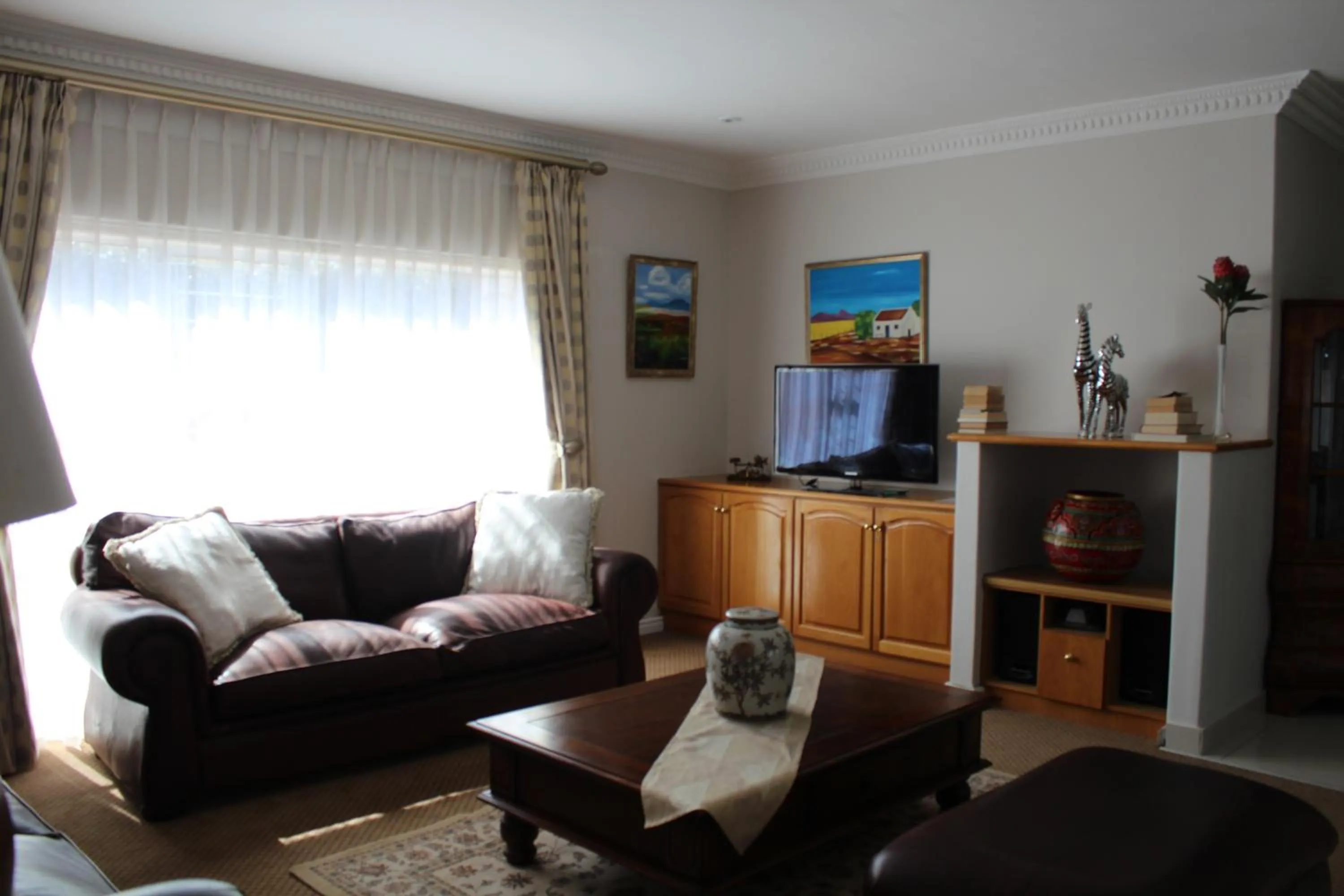 Communal lounge/ TV room in Cinnamon House Bed & Breakfast