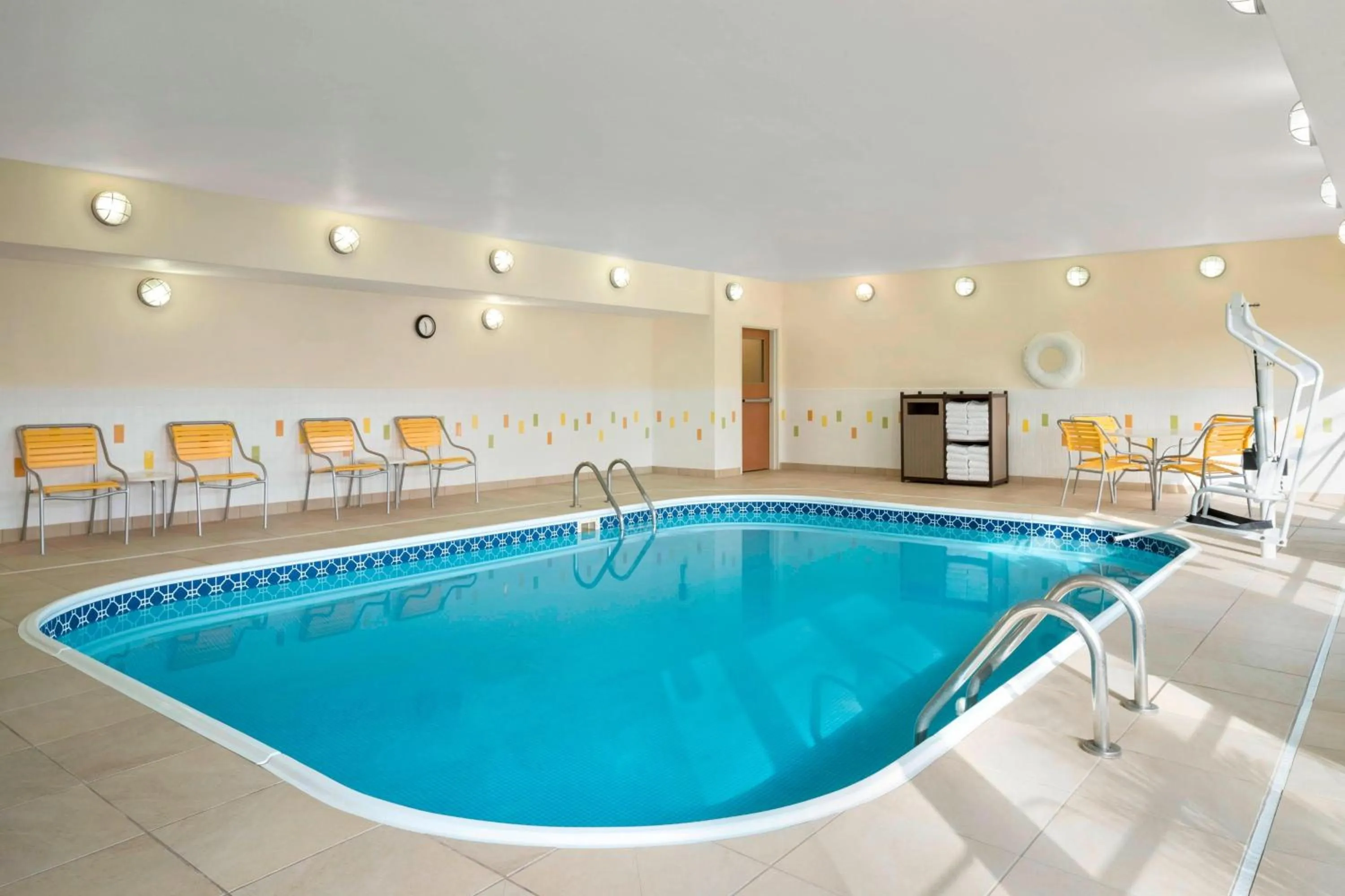 Swimming pool in Fairfield Inn & Suites Lima