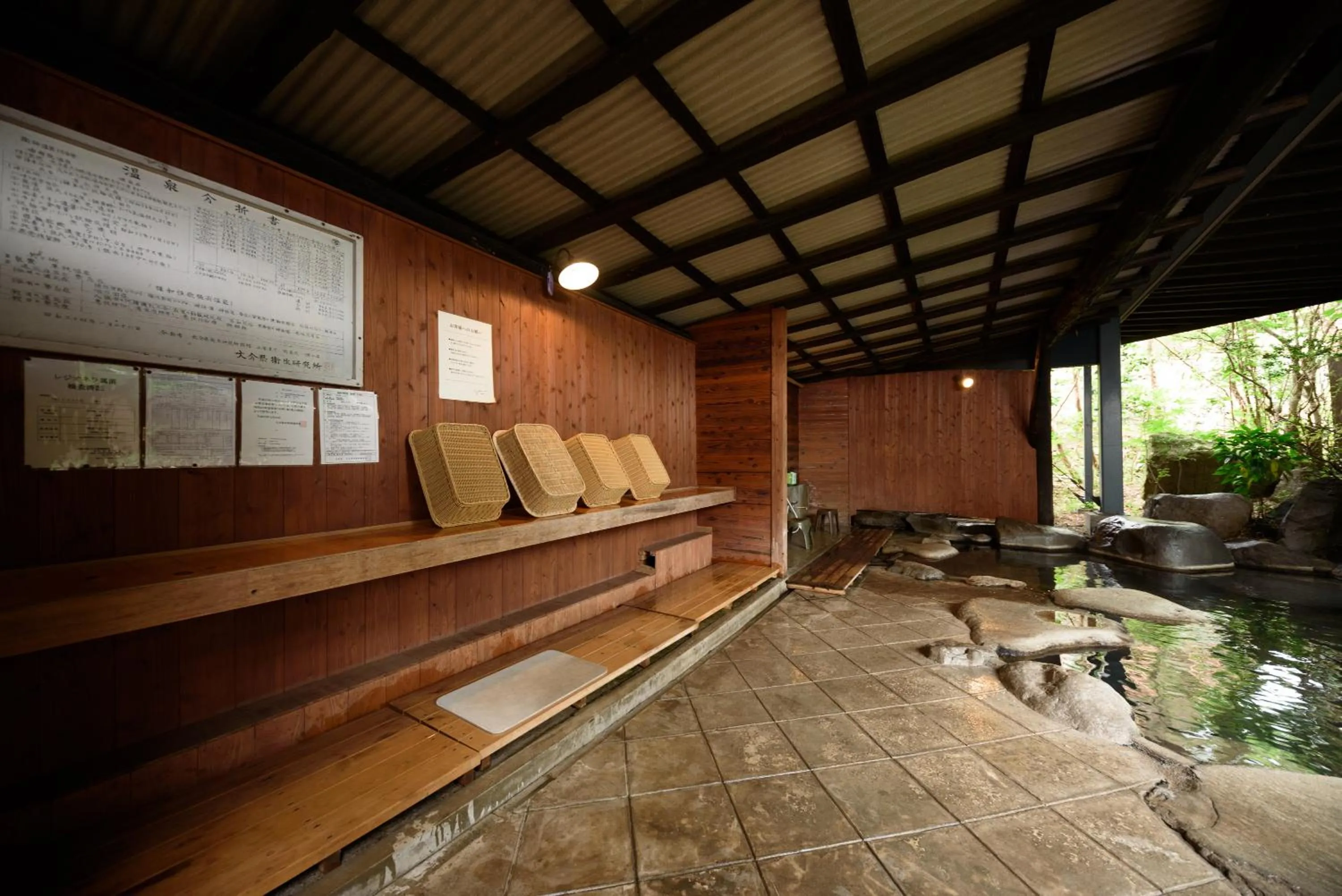 Hot Spring Bath in Yufuin Iyotomi