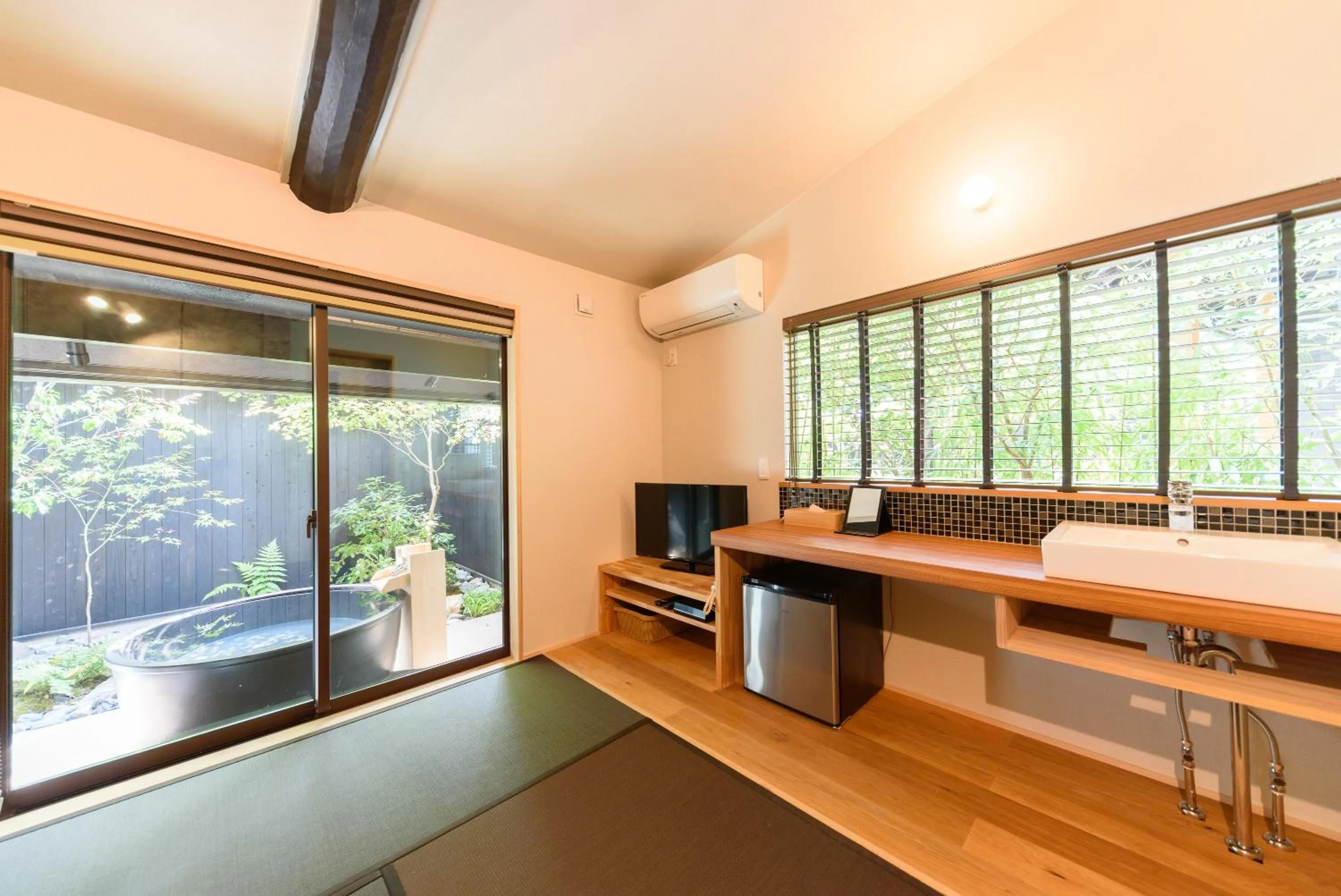 Photo of the whole room in Yufuin Iyotomi