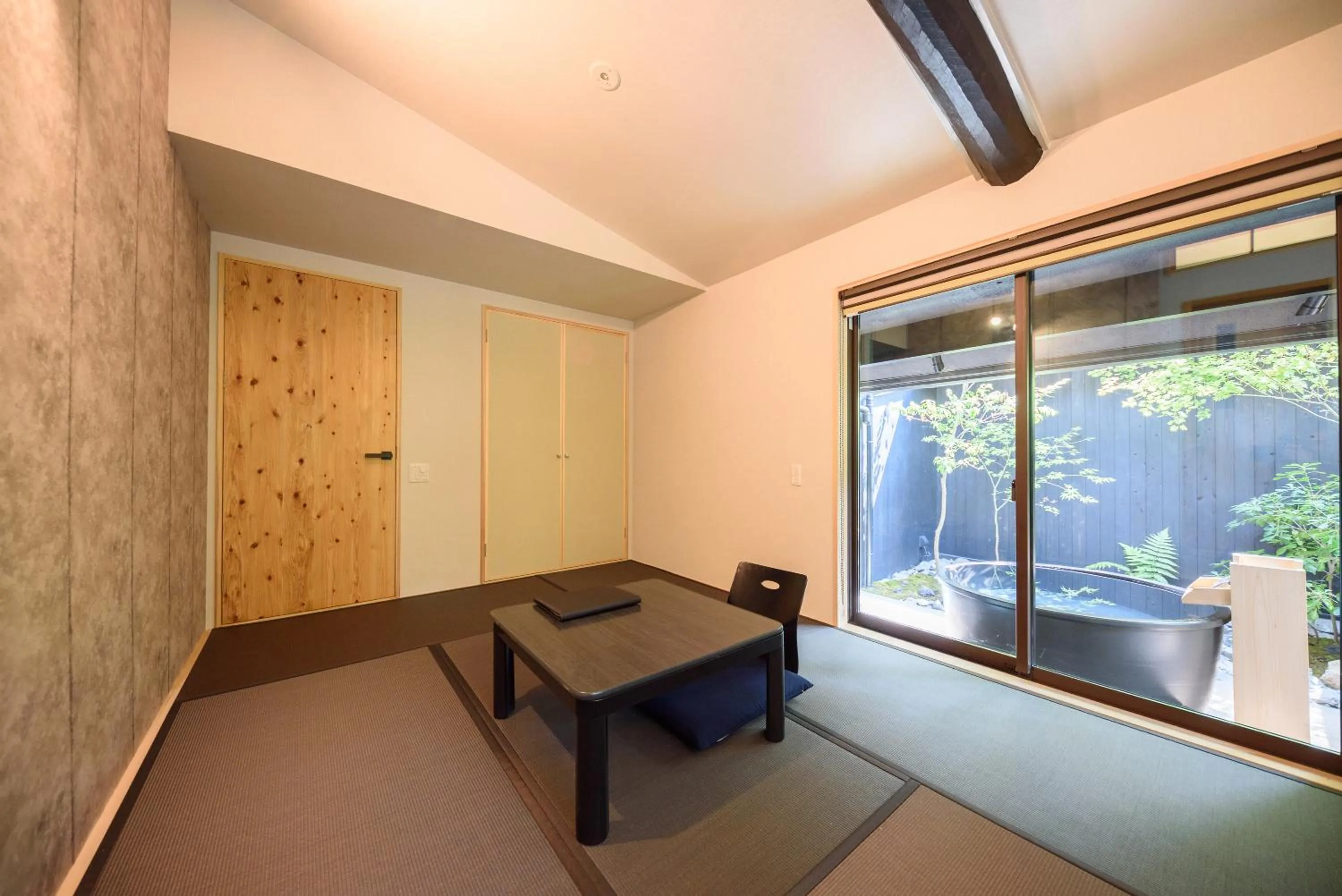 Photo of the whole room in Yufuin Iyotomi