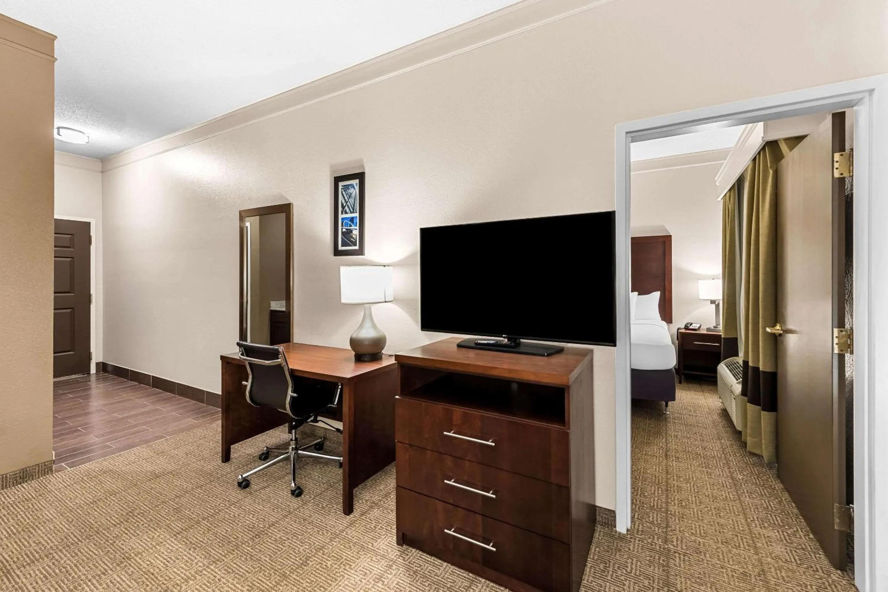 Bedroom in Comfort Inn & Suites Heath - Newark South