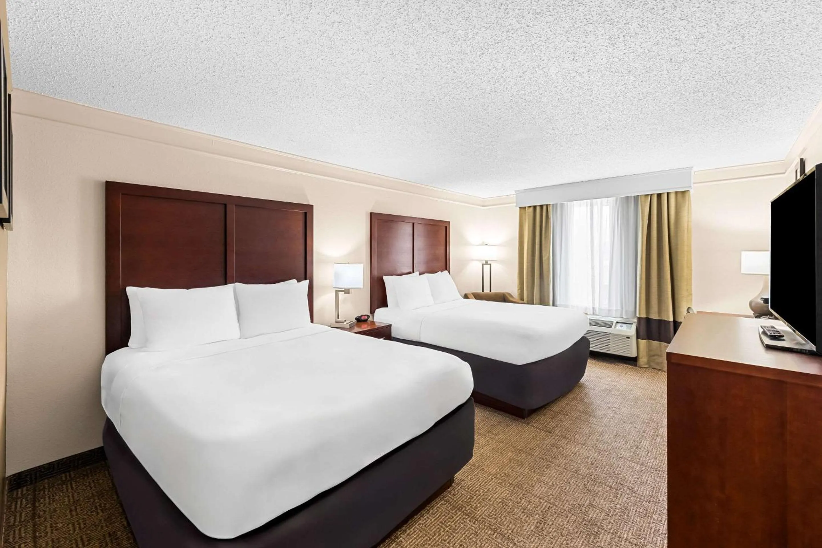 Bedroom, Bed in Comfort Inn & Suites Heath - Newark South