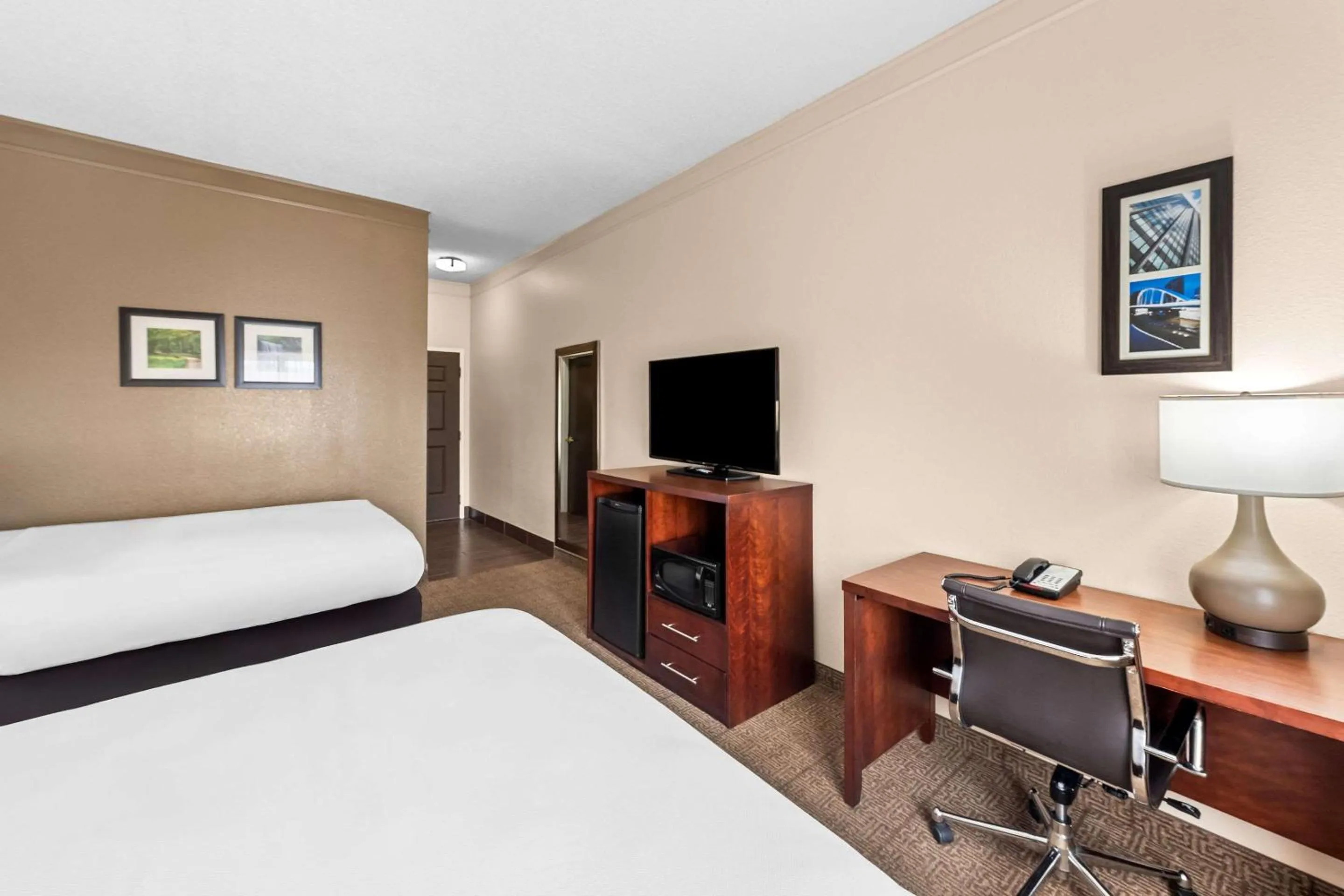 Bedroom, Bed in Comfort Inn & Suites Heath - Newark South
