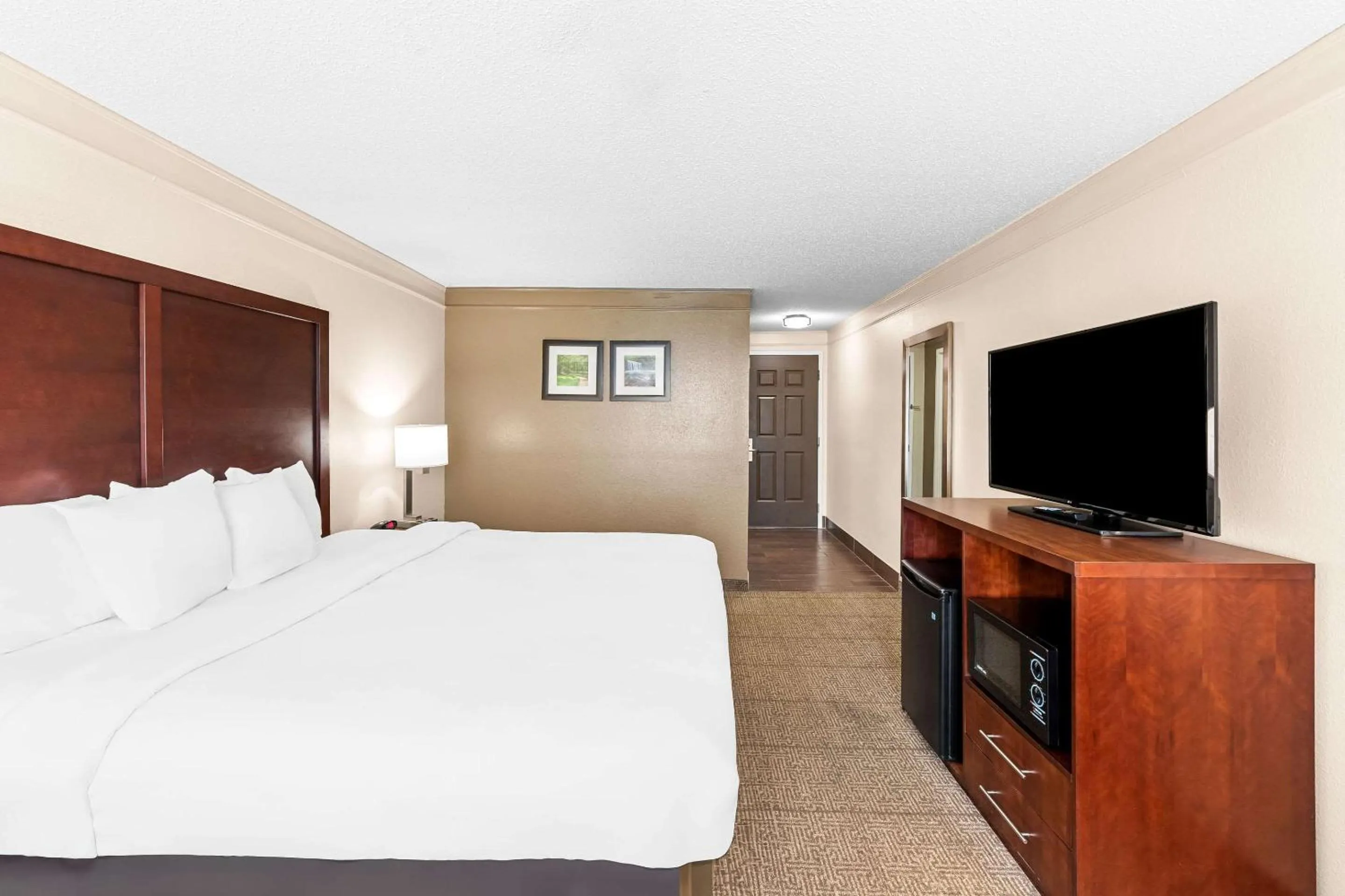 Bedroom, Bed in Comfort Inn & Suites Heath - Newark South