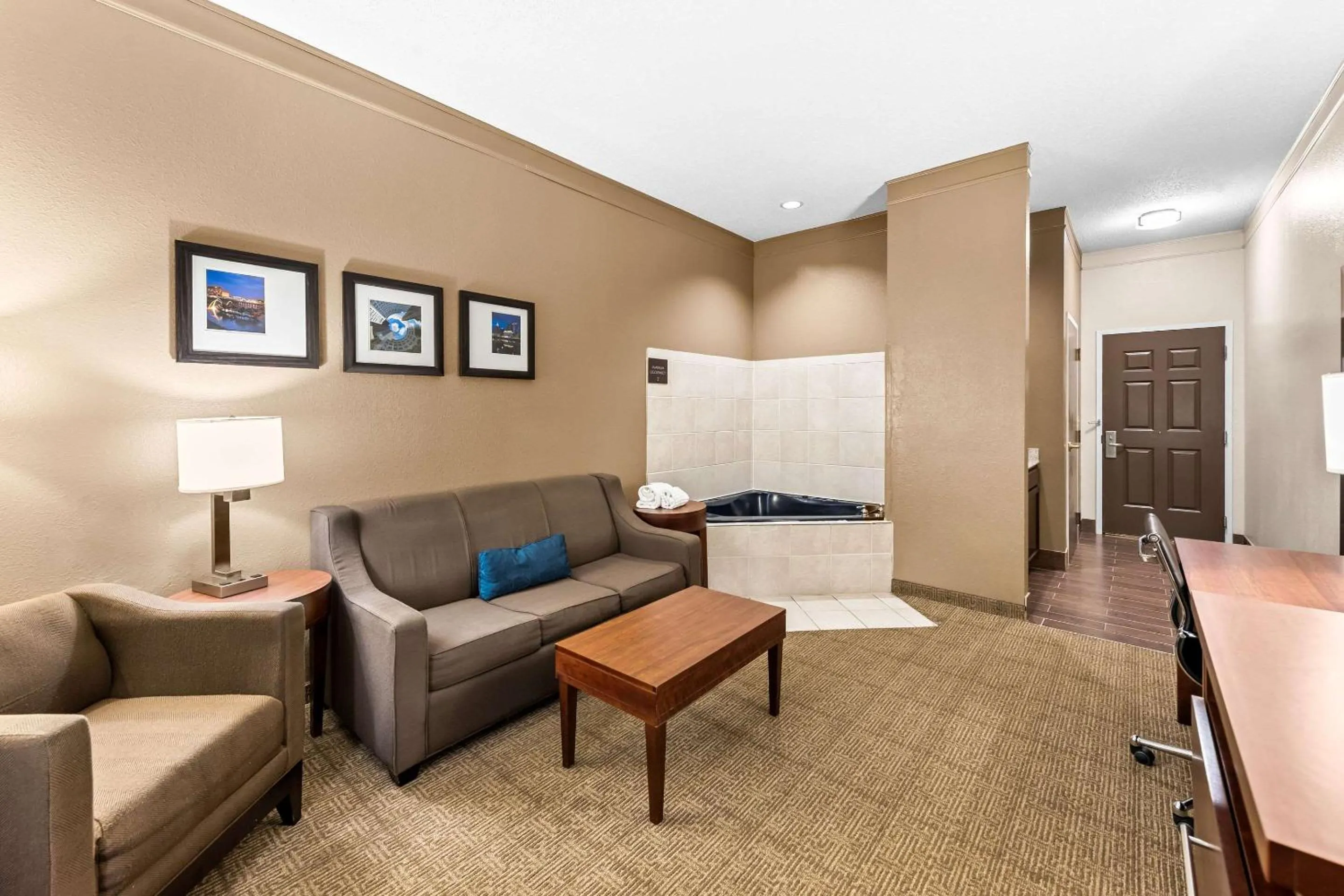 Hot Tub in Comfort Inn & Suites Heath - Newark South