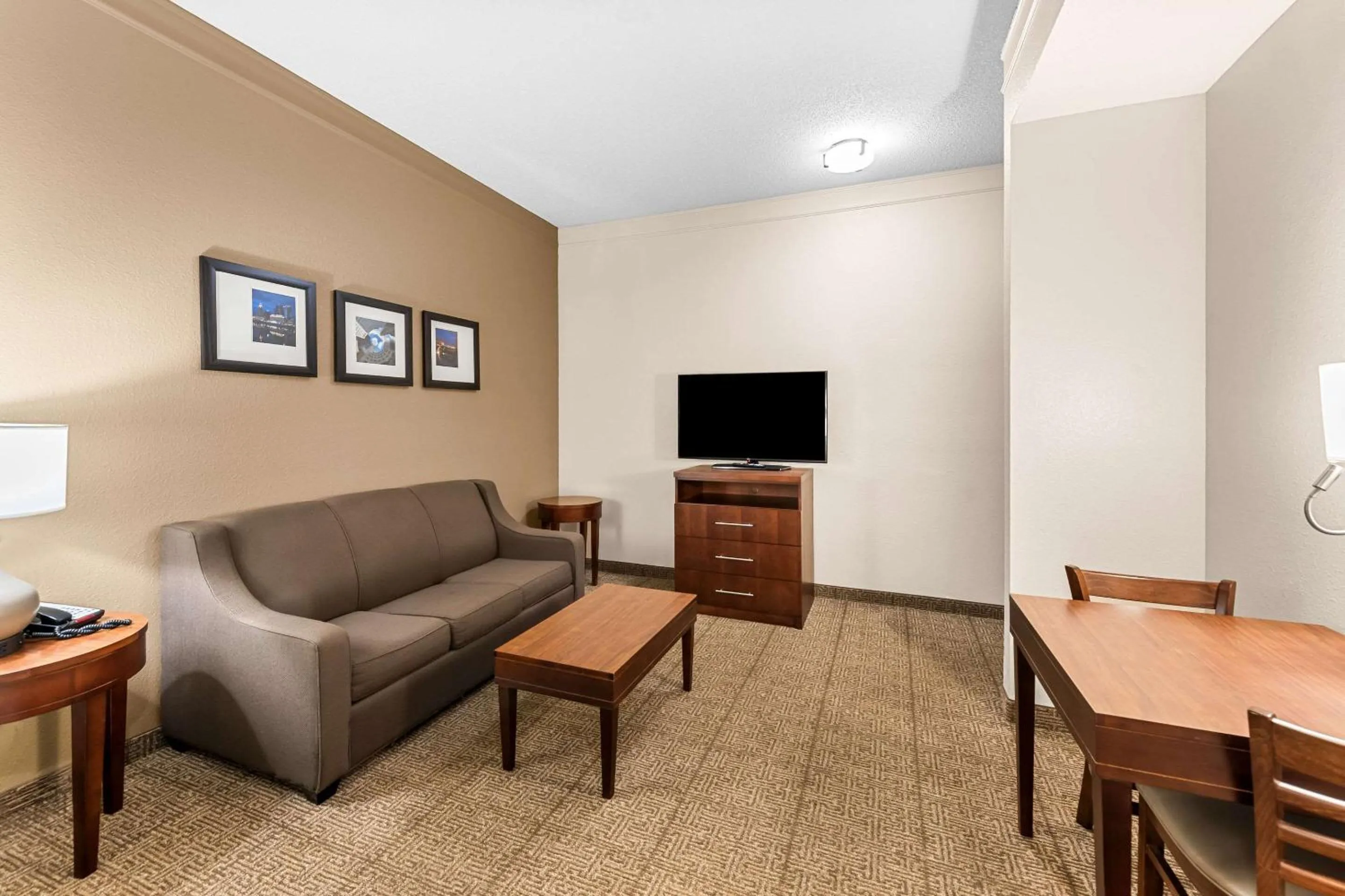 Bedroom in Comfort Inn & Suites Heath - Newark South