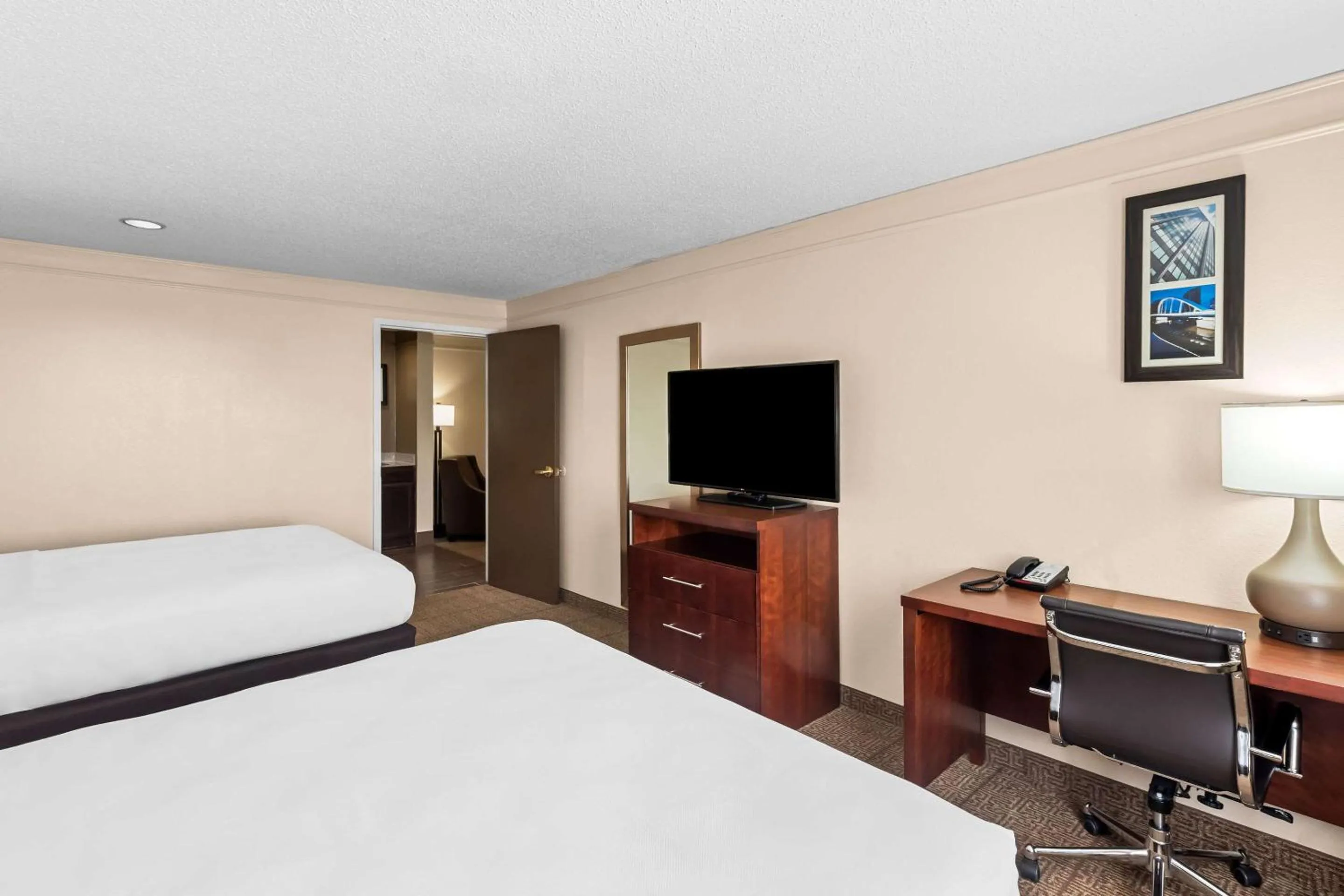 Bedroom, Bed in Comfort Inn & Suites Heath - Newark South