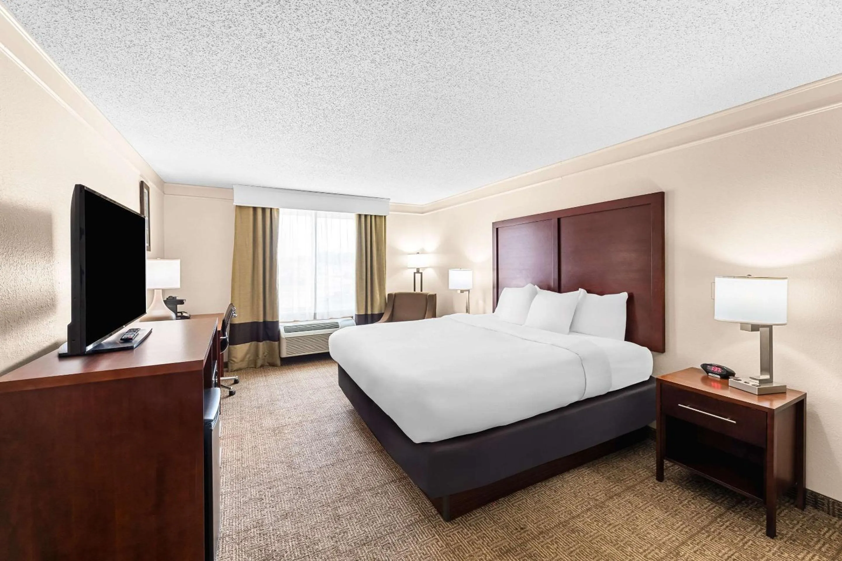 Bedroom, Bed in Comfort Inn & Suites Heath - Newark South