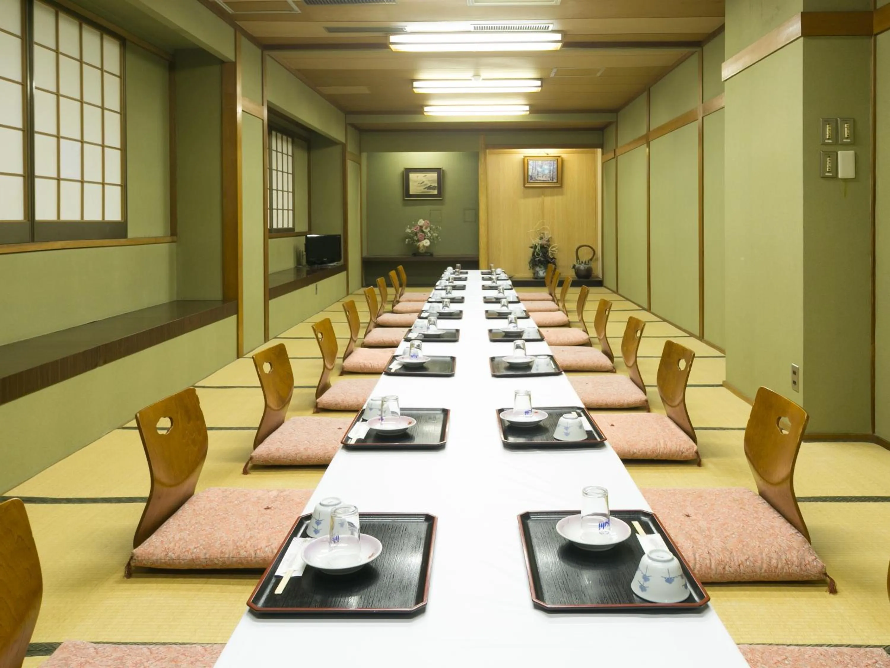 Restaurant/places to eat in Riverside Hotel Shoei