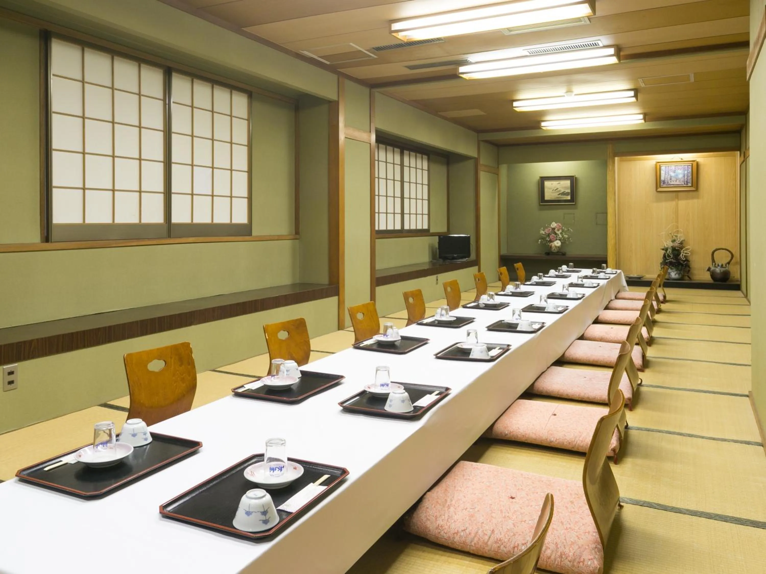 Restaurant/places to eat in Riverside Hotel Shoei