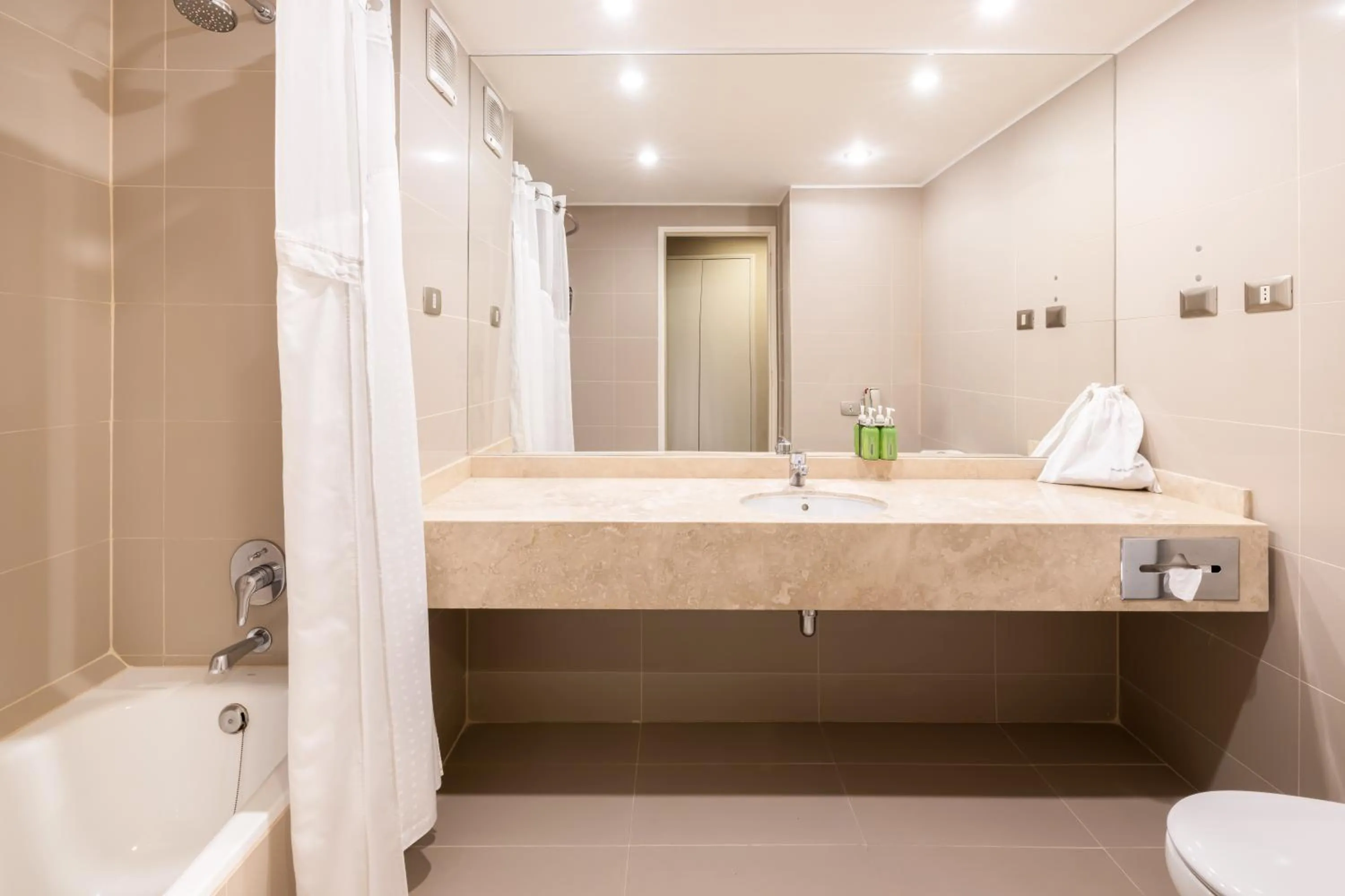 Holiday Inn Santiago - Airport Terminal by IHG