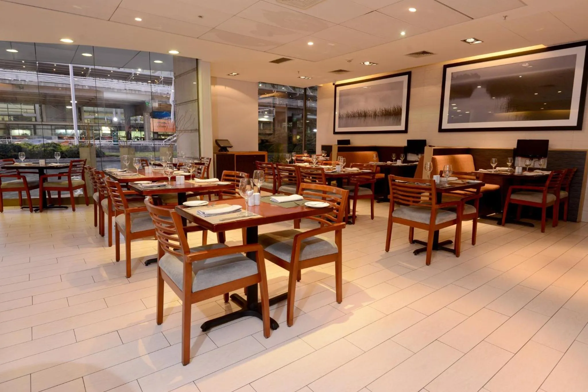Restaurant/places to eat in Holiday Inn Santiago - Airport Terminal by IHG